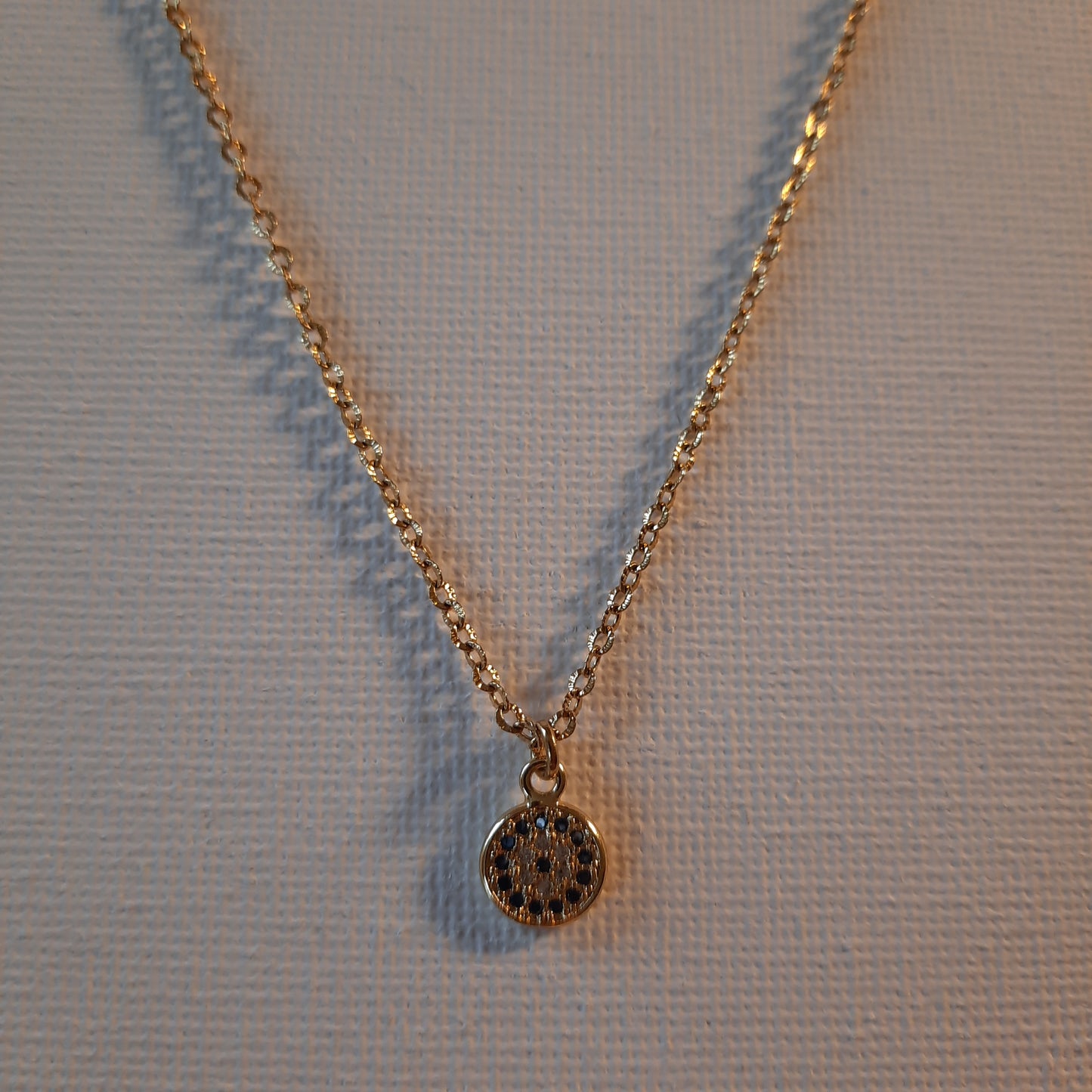 Collier chaîne acier inoxydable striée de qualité supérieure pendentif rond œil de Turquie, evil eye en laiton doré à l'or fin serti zirconium bleu et blanc