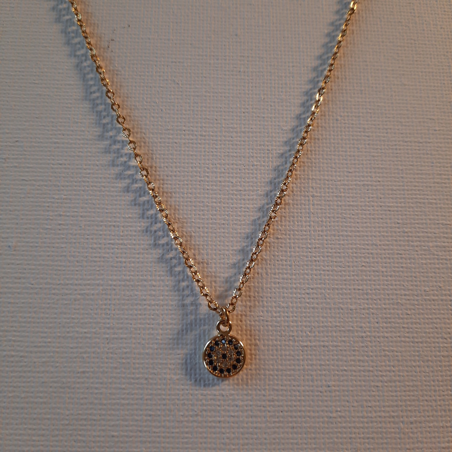 Collier chaîne acier inoxydable striée de qualité supérieure pendentif rond œil de Turquie, evil eye en laiton doré à l'or fin serti zirconium bleu et blanc