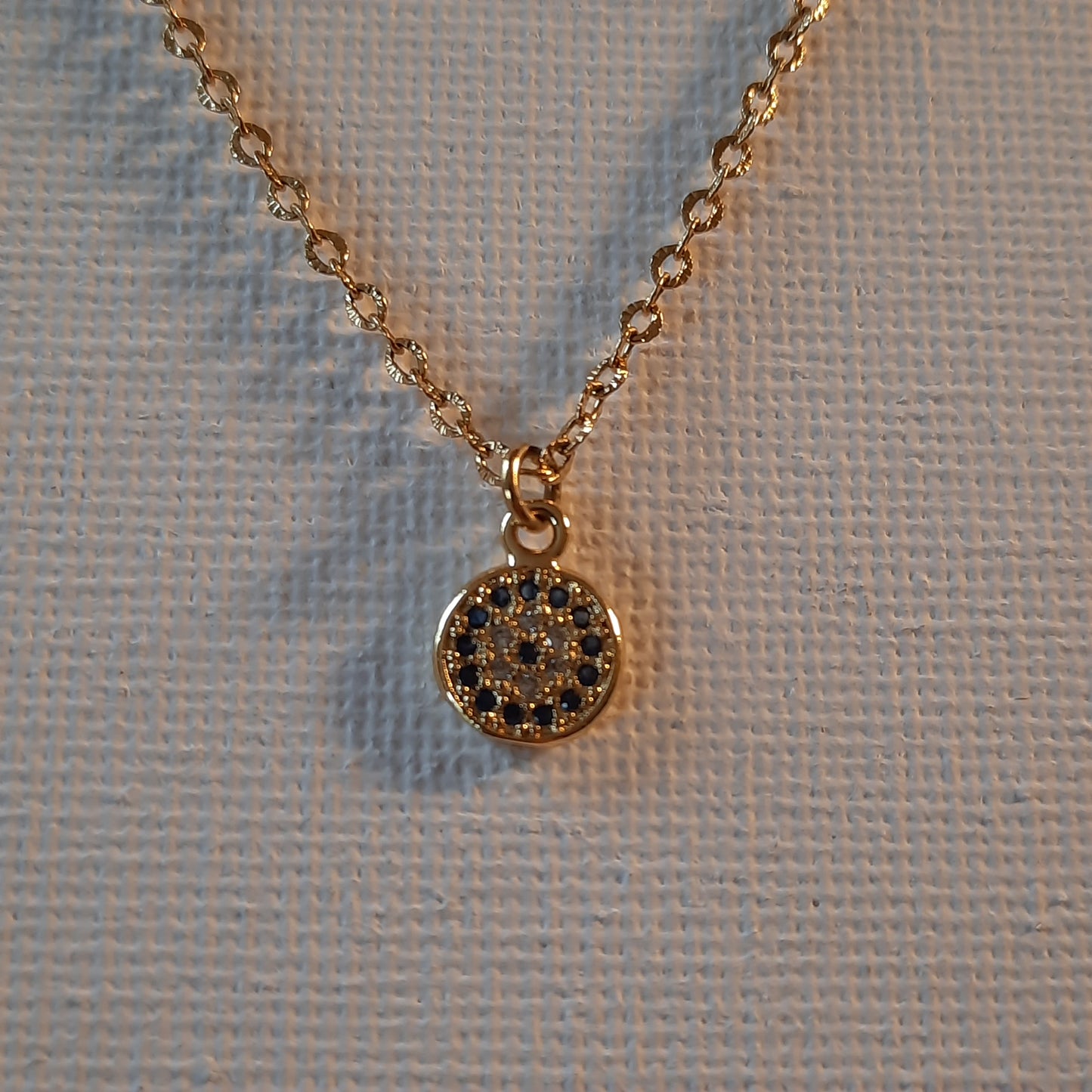 Collier chaîne acier inoxydable striée de qualité supérieure pendentif rond œil de Turquie, evil eye en laiton doré à l'or fin serti zirconium bleu et blanc