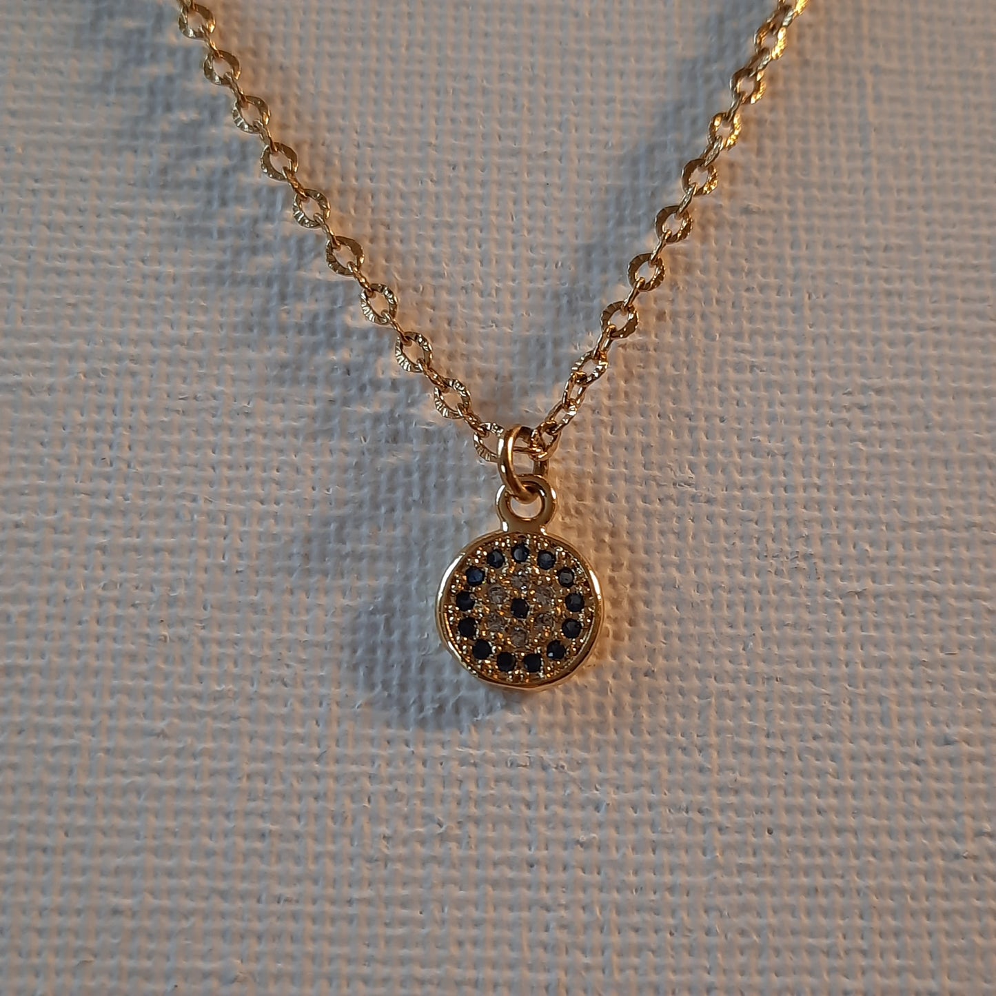 Collier chaîne acier inoxydable striée de qualité supérieure pendentif rond œil de Turquie, evil eye en laiton doré à l'or fin serti zirconium bleu et blanc