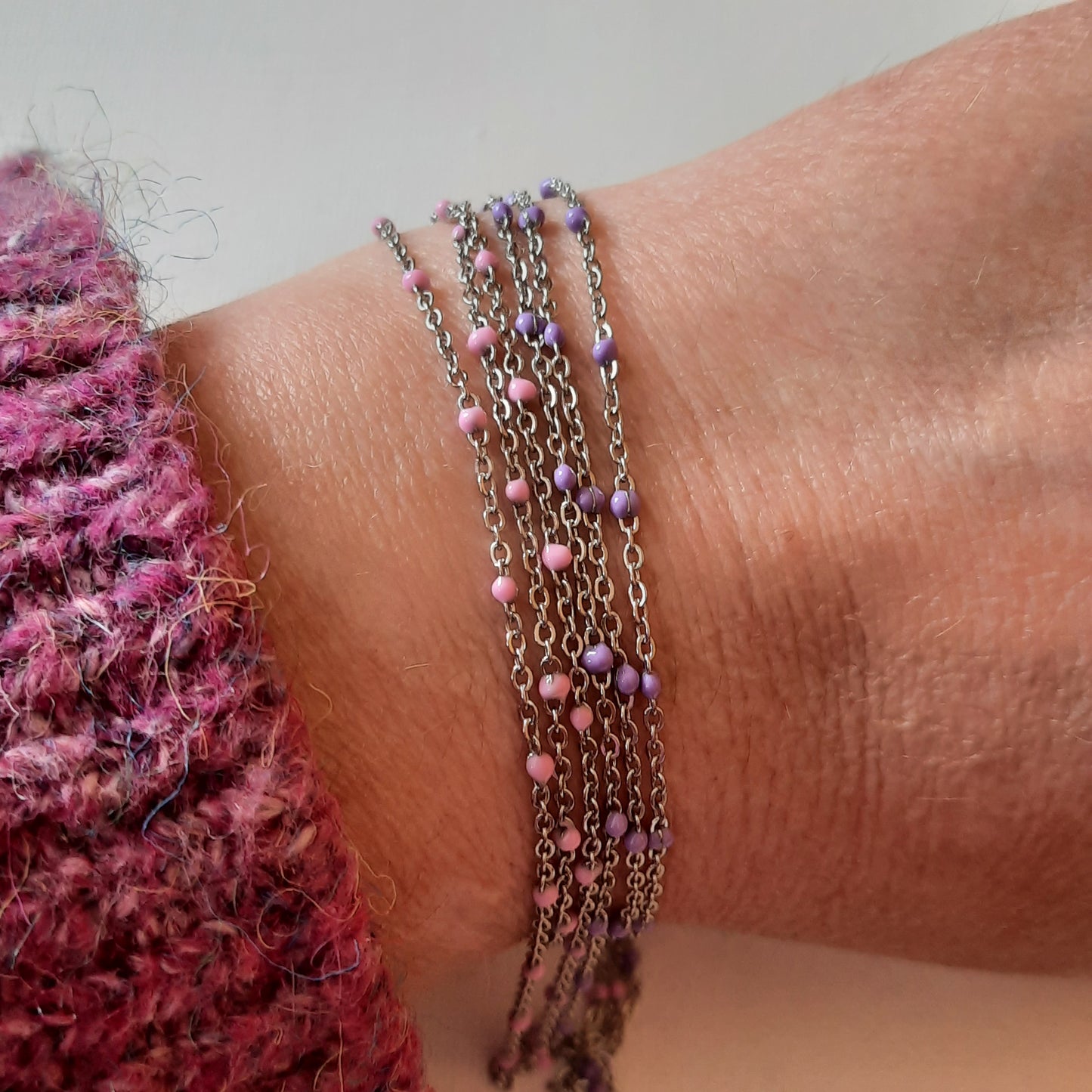 Ensemble de 2 bracelets stainless steel 316 acier inoxydable argenté et perles en email coloré rose clair et parme sur mesure handemade