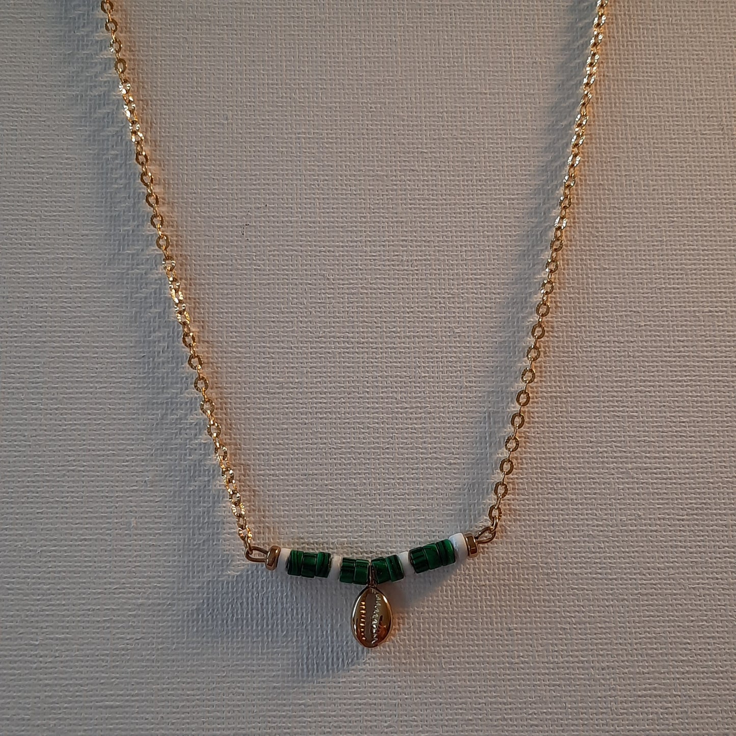 Collier chaîne stainless steel 316 ,véritables perles heishi malachite, pendentif cauri stainless steel 316 réglable ajustable