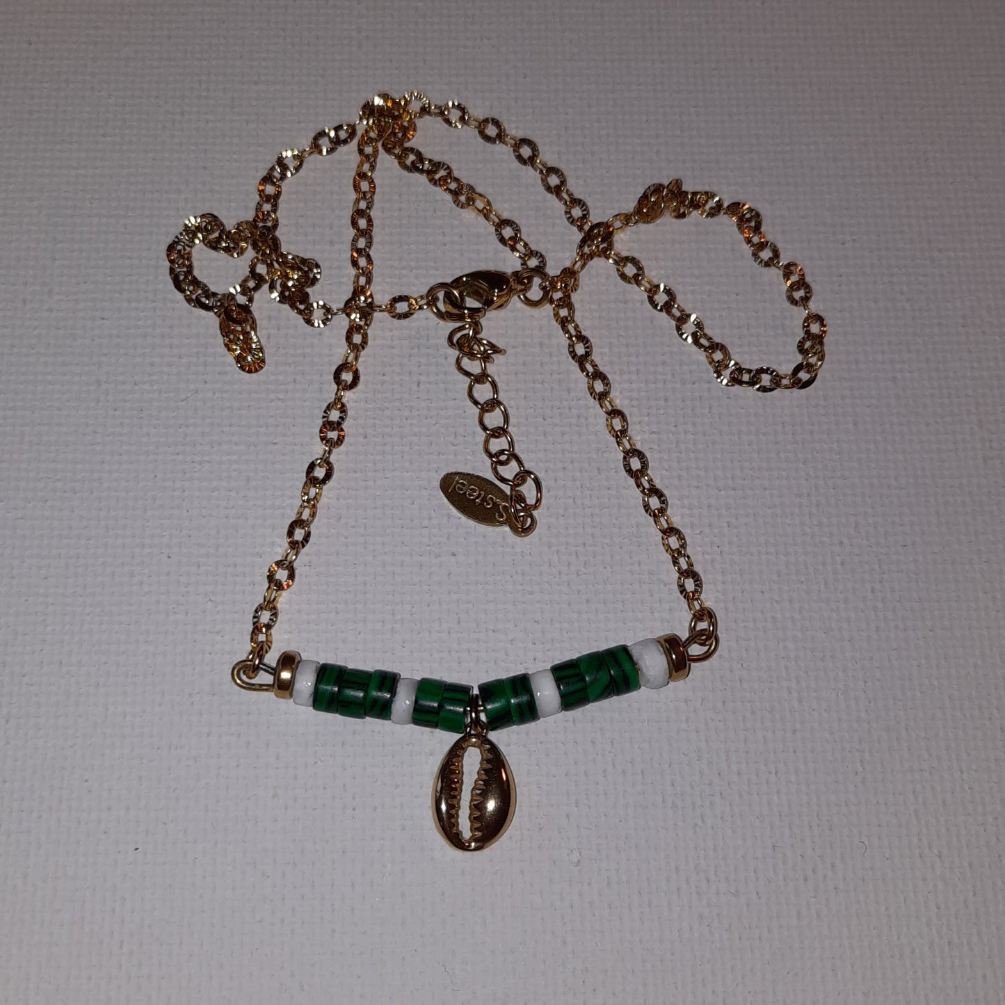 Collier chaîne stainless steel 316 ,véritables perles heishi malachite, pendentif cauri stainless steel 316 réglable ajustable