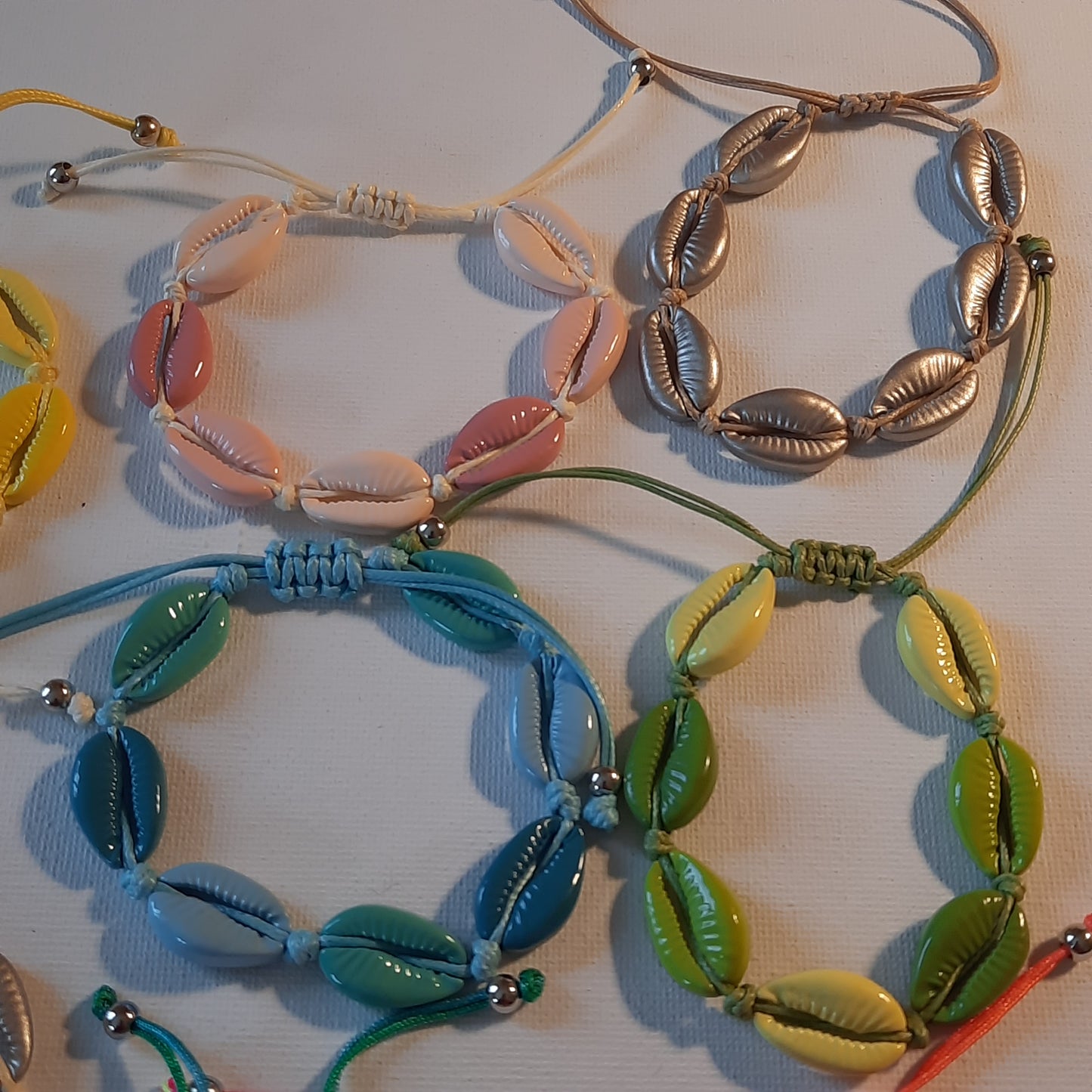 Verstellbares verschiebbares Kordelarmband mit bemalten Muscheln und Makramee-Knotenverschluss