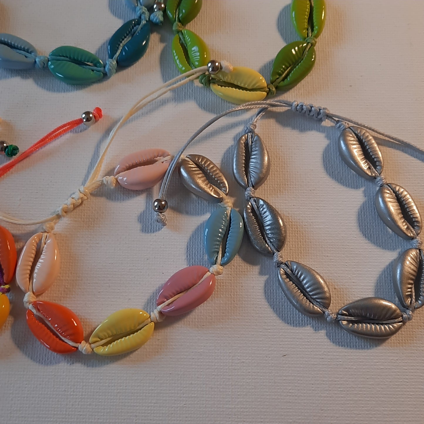 Verstellbares verschiebbares Kordelarmband mit bemalten Muscheln und Makramee-Knotenverschluss