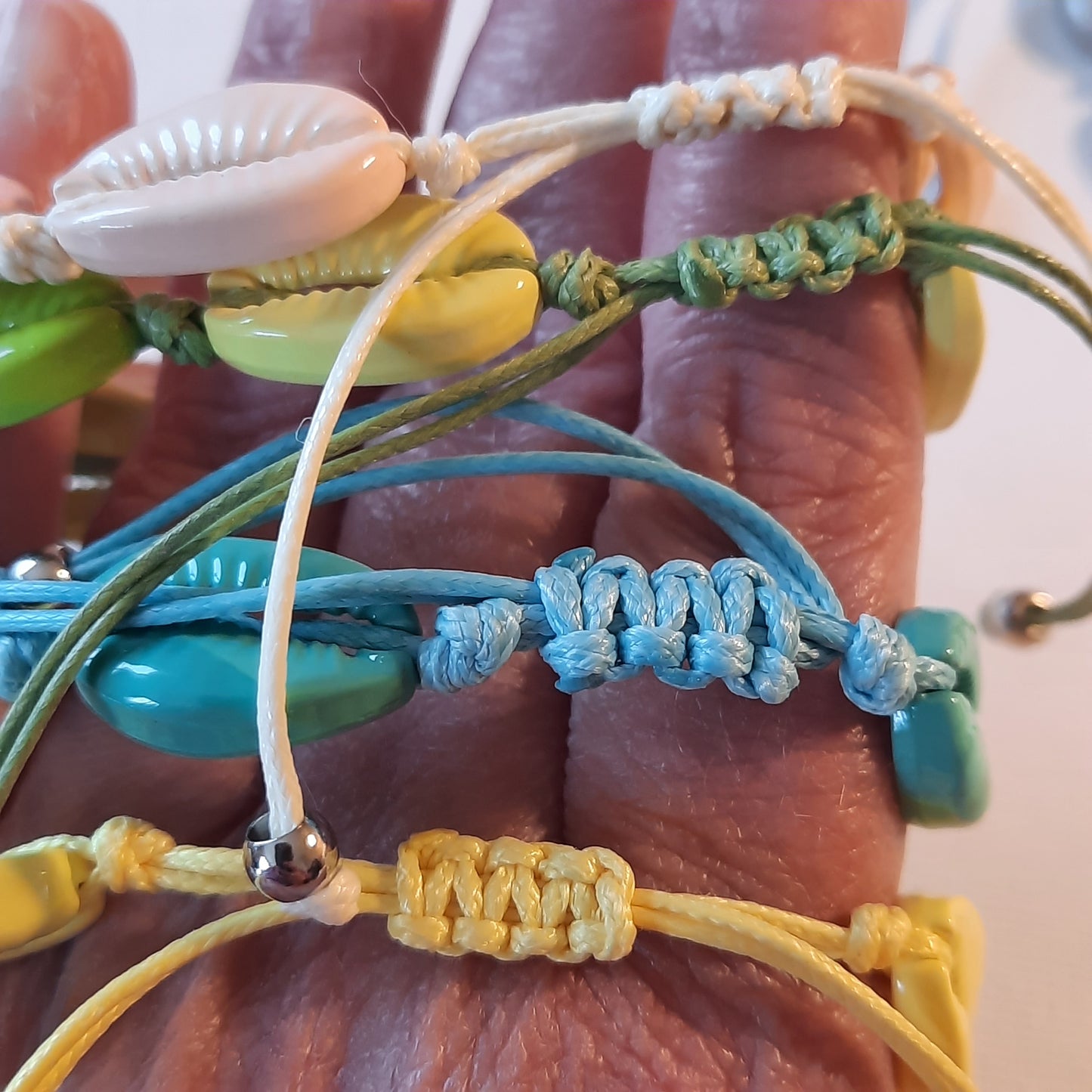 Verstellbares verschiebbares Kordelarmband mit bemalten Muscheln und Makramee-Knotenverschluss