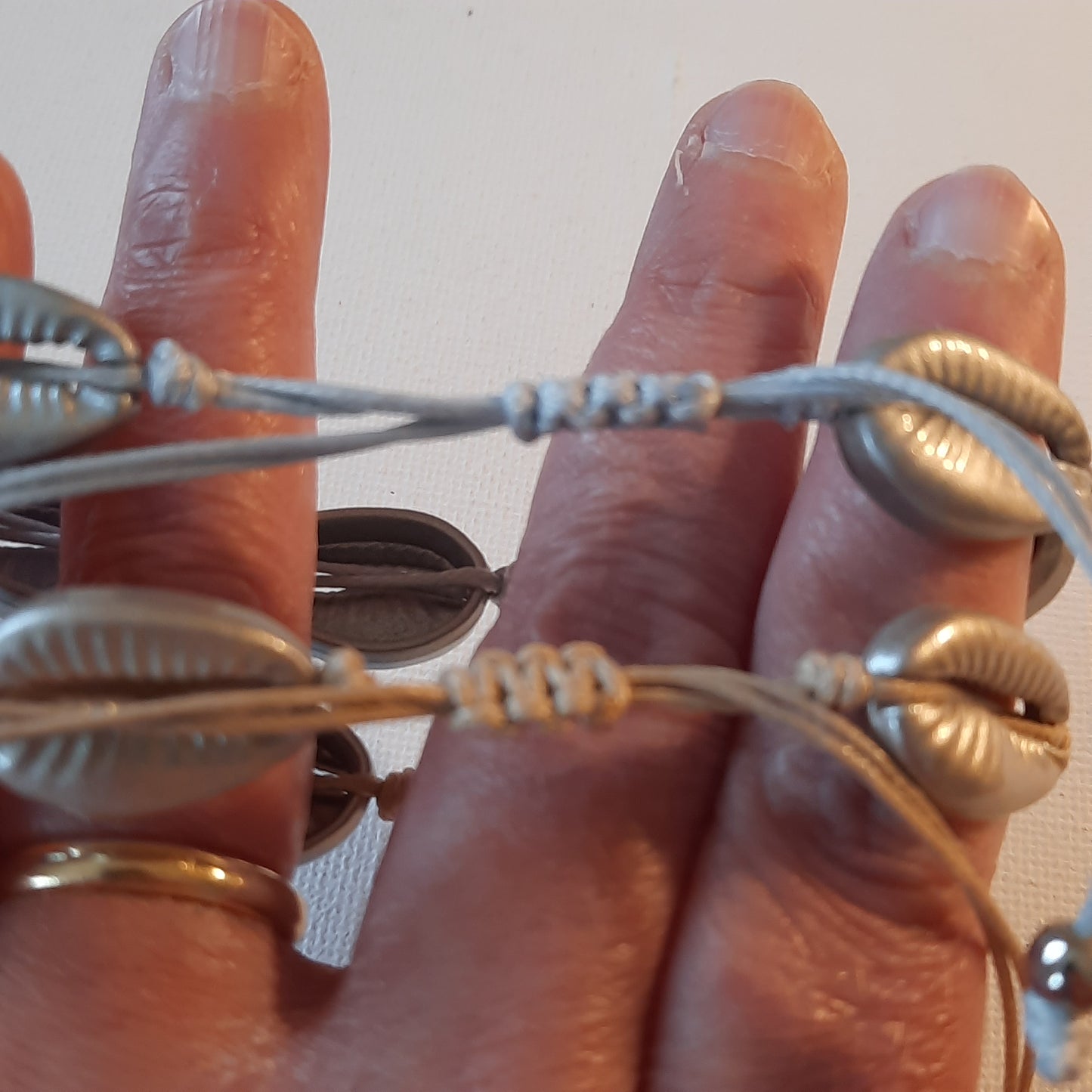 Verstellbares verschiebbares Kordelarmband mit bemalten Muscheln und Makramee-Knotenverschluss