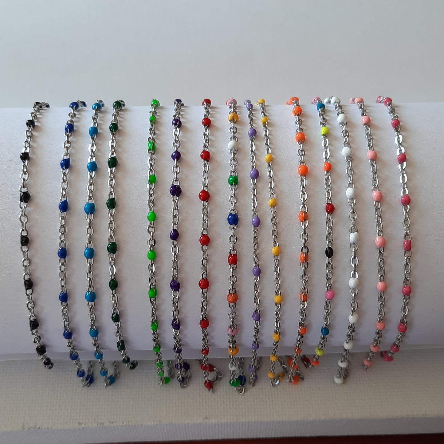 Ensemble de 4 bracelets stainless steel et perles en email coloré sur mesure