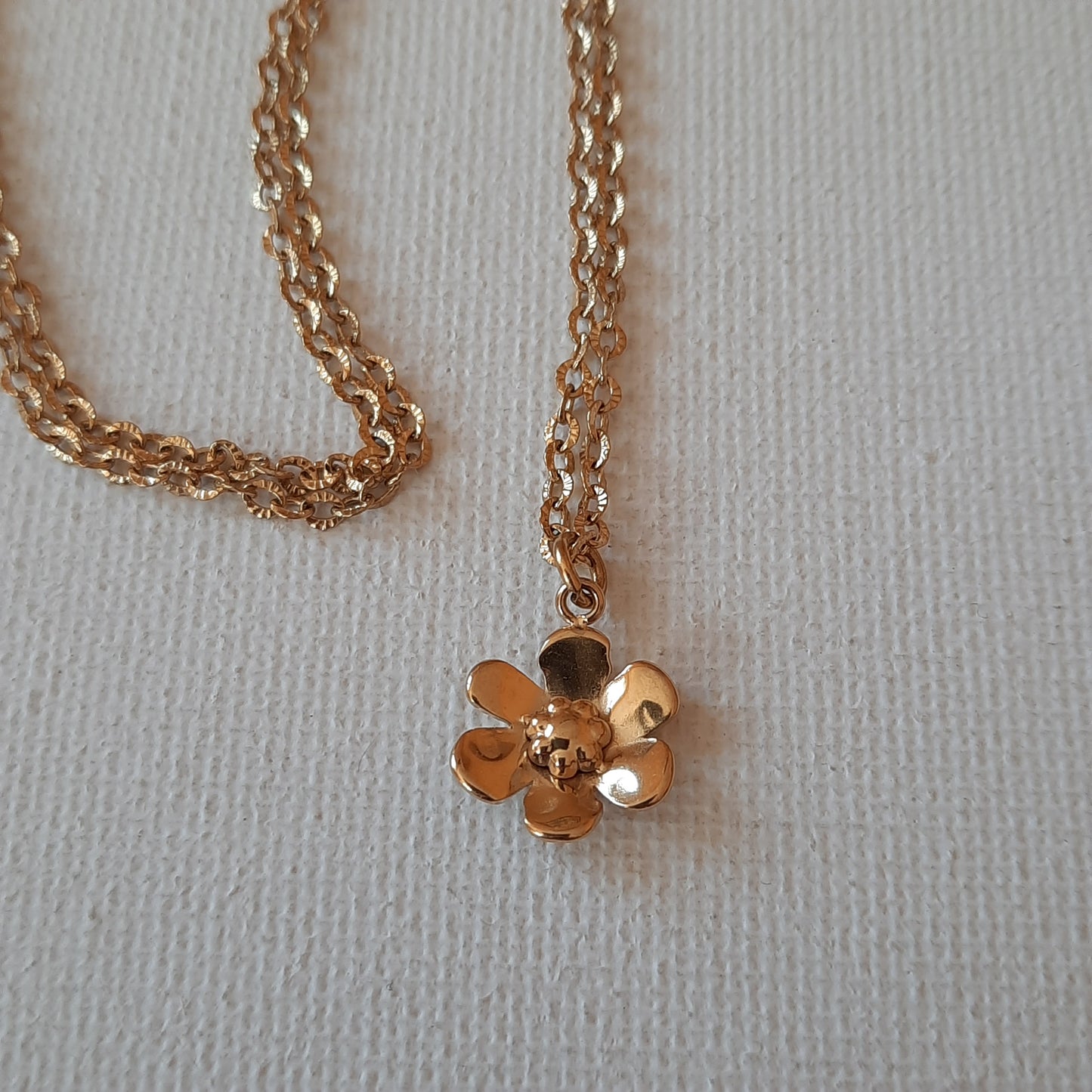 Collier chaîne dorée acier inoxydable striée stainless steel 316 et fleur stainless steel 316