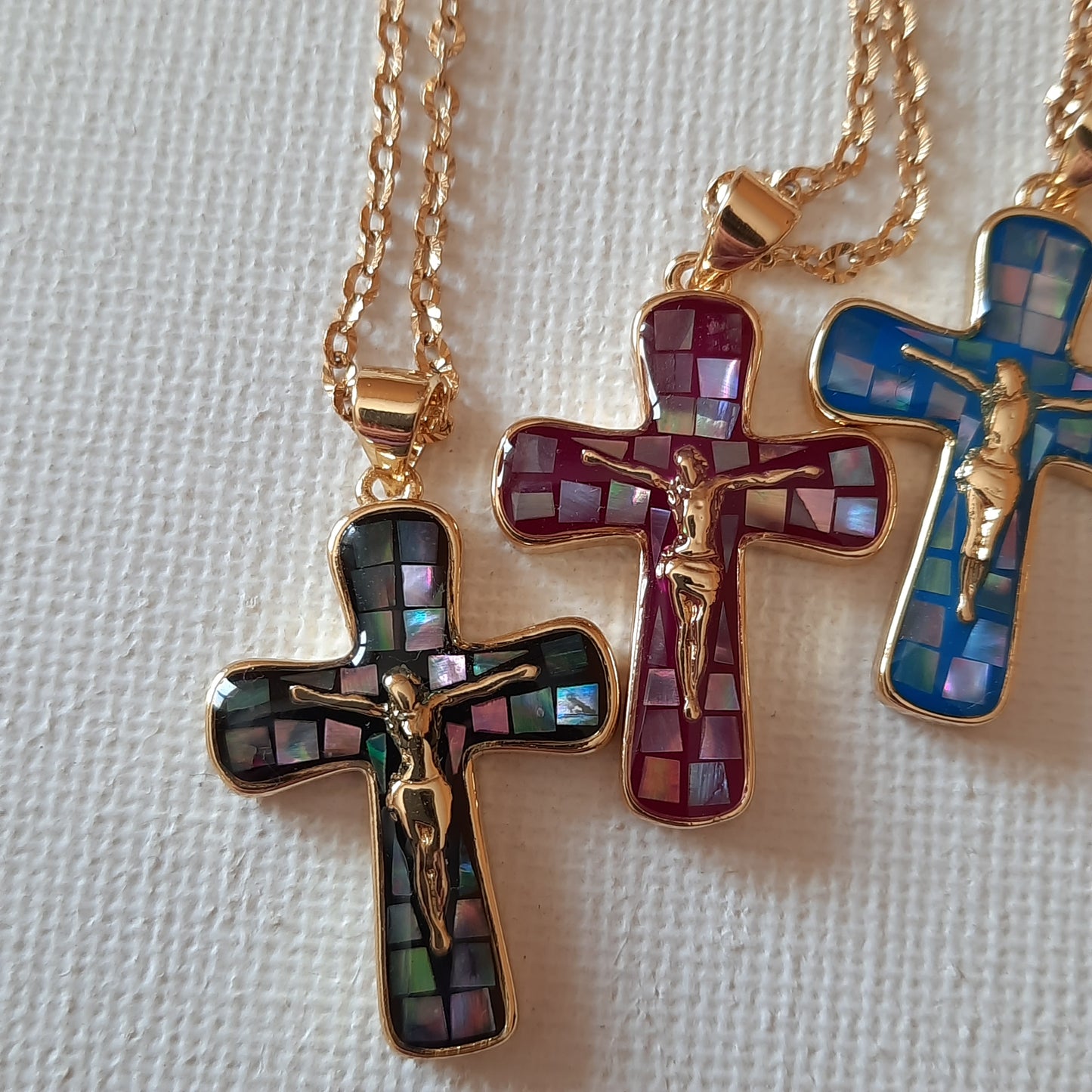 Collier chaîne dorée acier inoxydable striée stainless steel 316 et pendentif croix plaqué or 18K