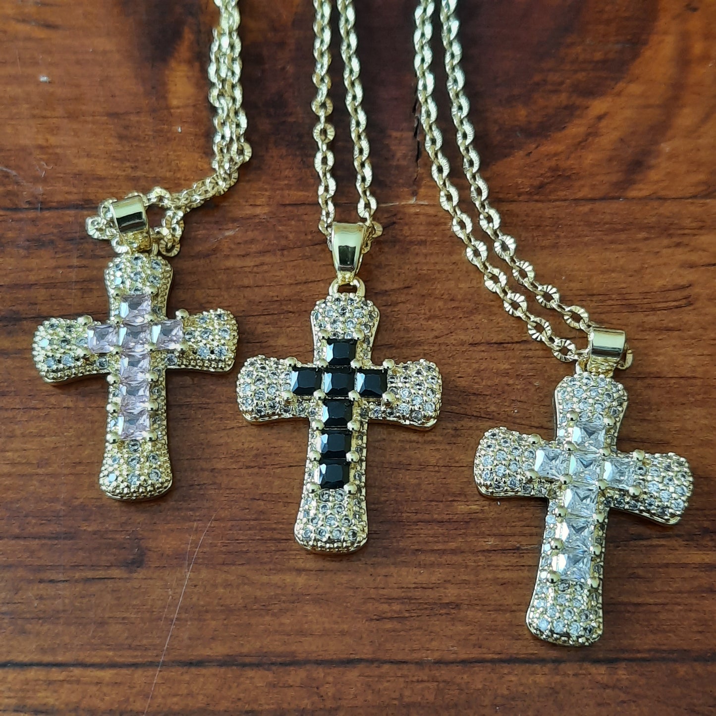 Collier chaîne dorée acier inoxydable striée pendentif croix plaqué or 18K serti zirconium