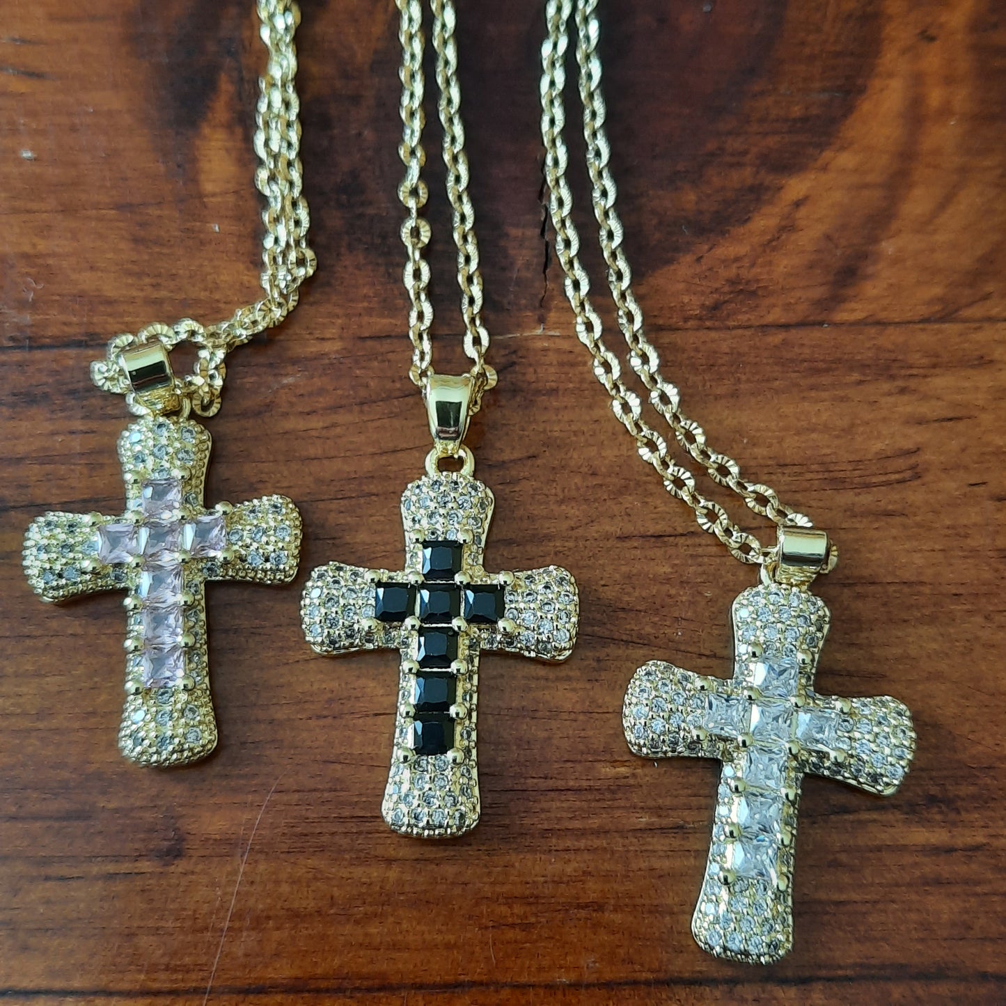 Collier chaîne dorée acier inoxydable striée pendentif croix plaqué or 18K serti zirconium