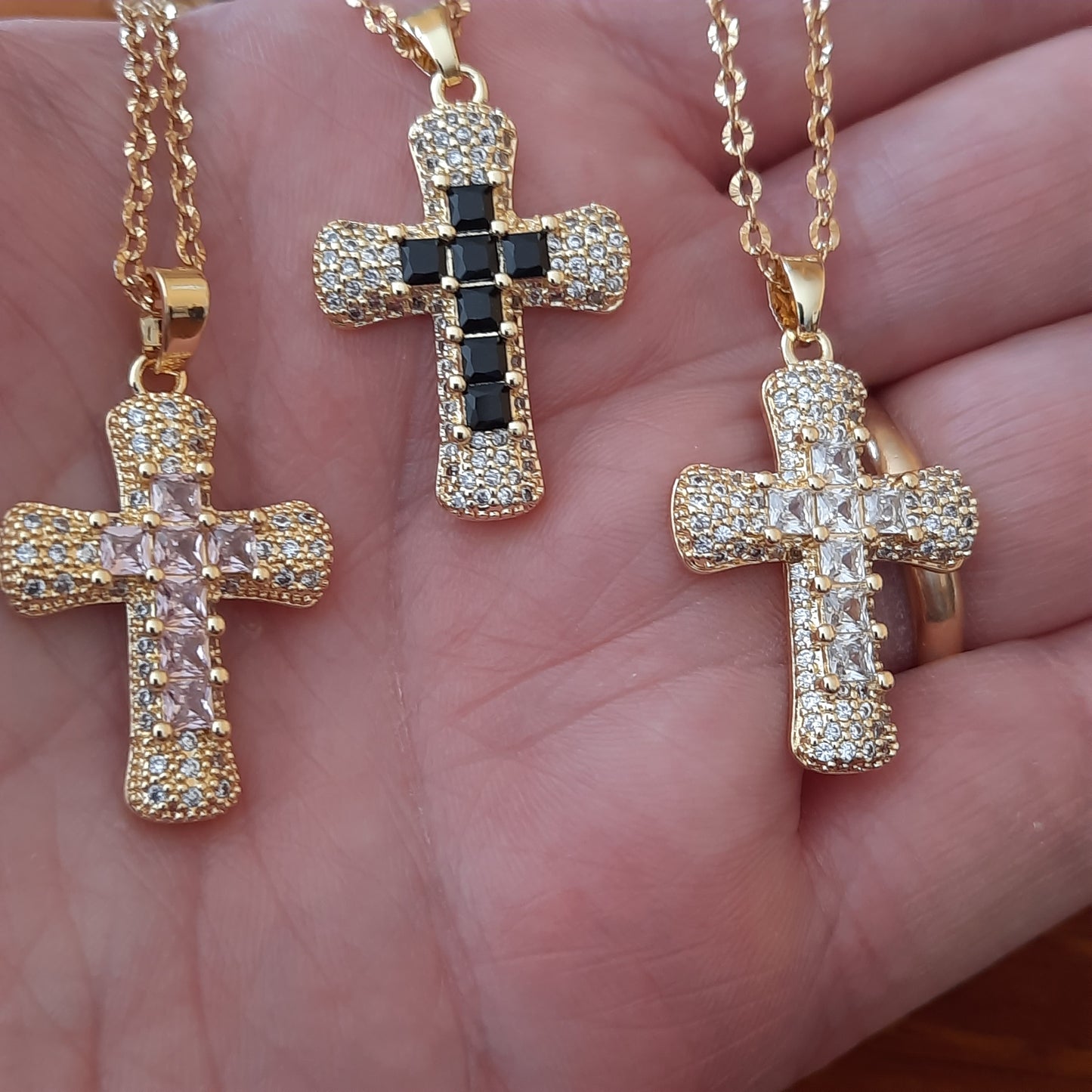 Collier chaîne dorée acier inoxydable striée pendentif croix plaqué or 18K serti zirconium