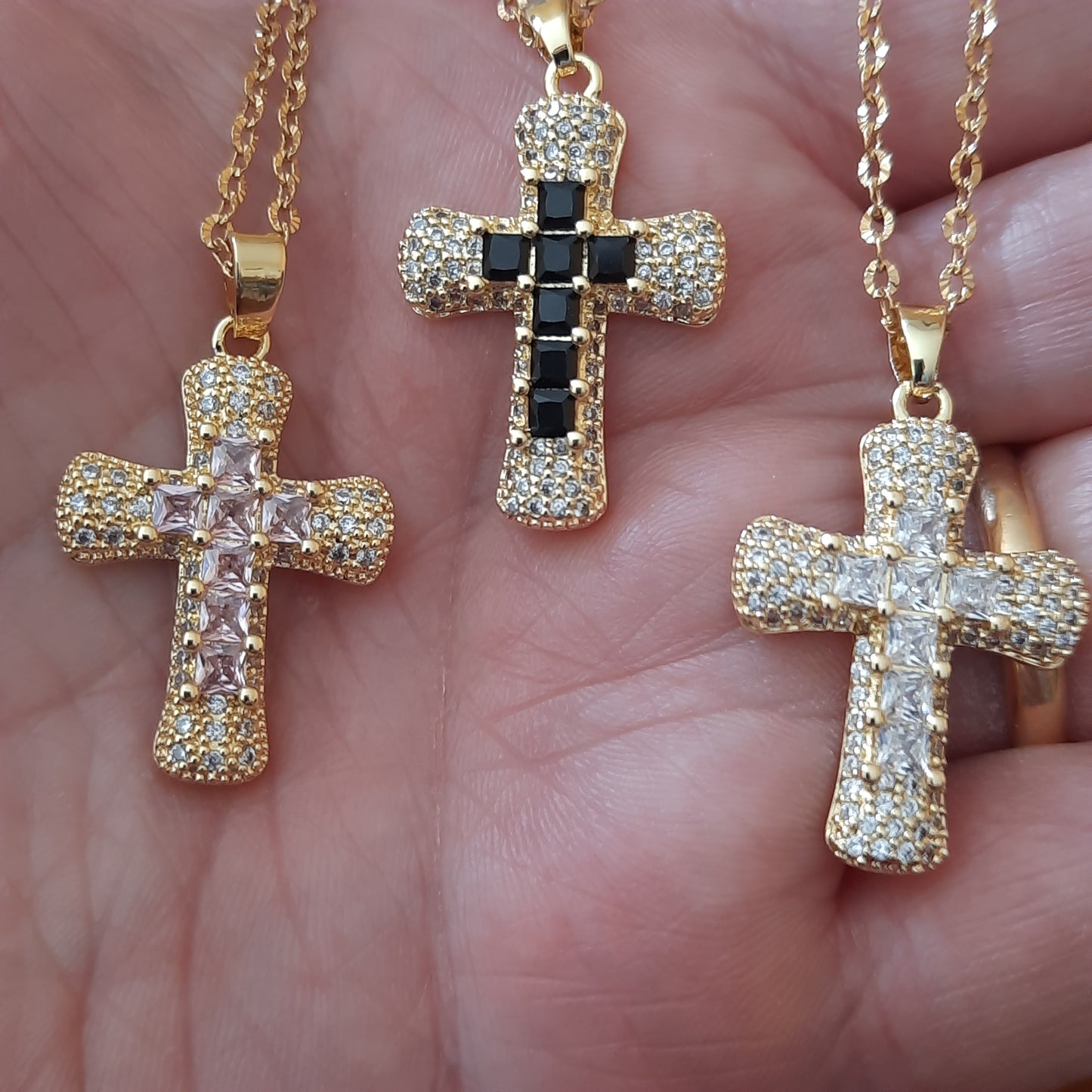 Collier chaîne dorée acier inoxydable striée pendentif croix plaqué or 18K serti zirconium