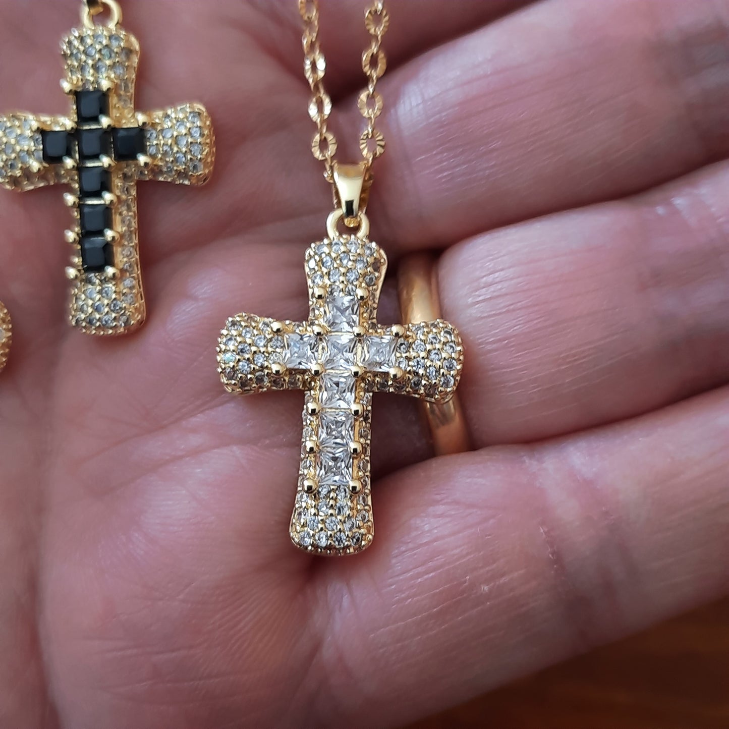 Collier chaîne dorée acier inoxydable striée pendentif croix plaqué or 18K serti zirconium