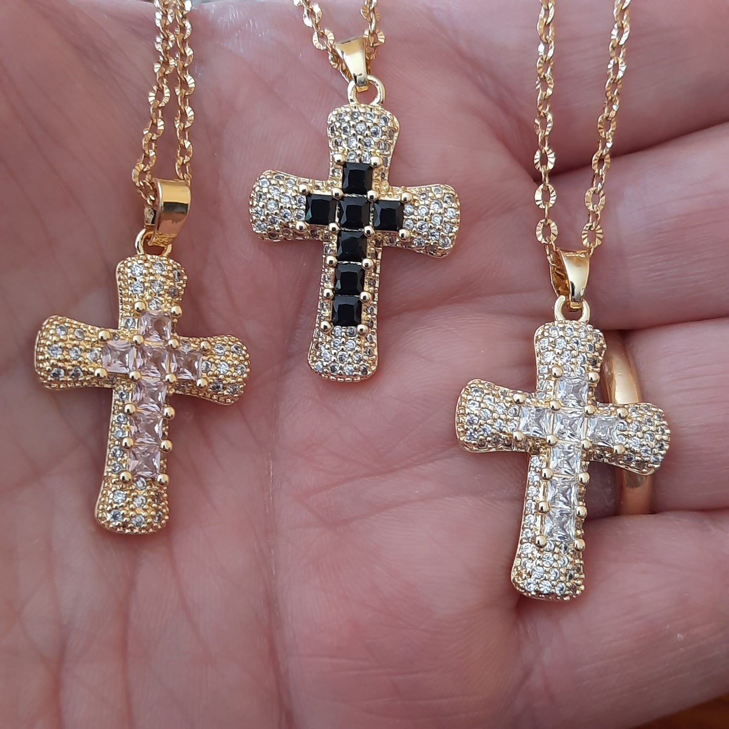 Collier chaîne dorée acier inoxydable striée pendentif croix plaqué or 18K serti zirconium