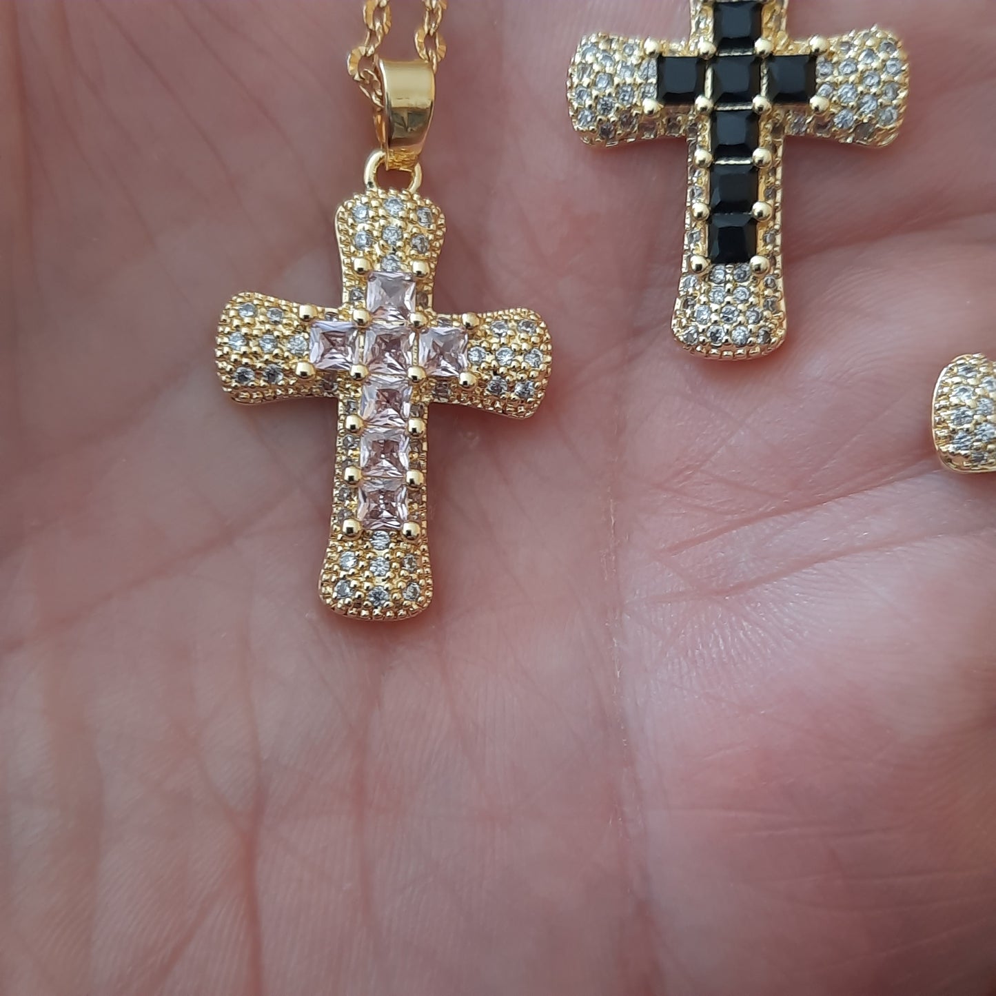 Collier chaîne dorée acier inoxydable striée pendentif croix plaqué or 18K serti zirconium