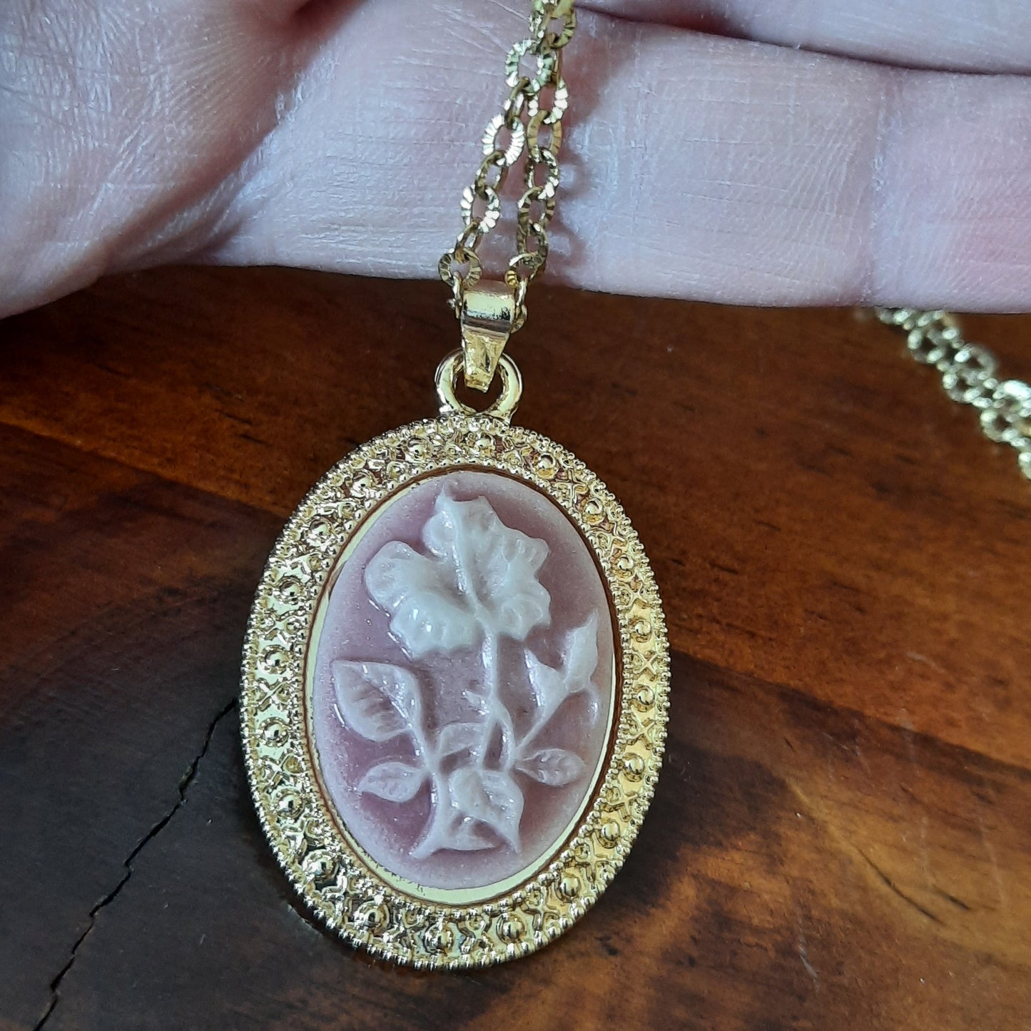 Goldkette mit gestreiftem Anhänger im Retro-Stil aus Edelstahl 316 mit Harzblumenmuster