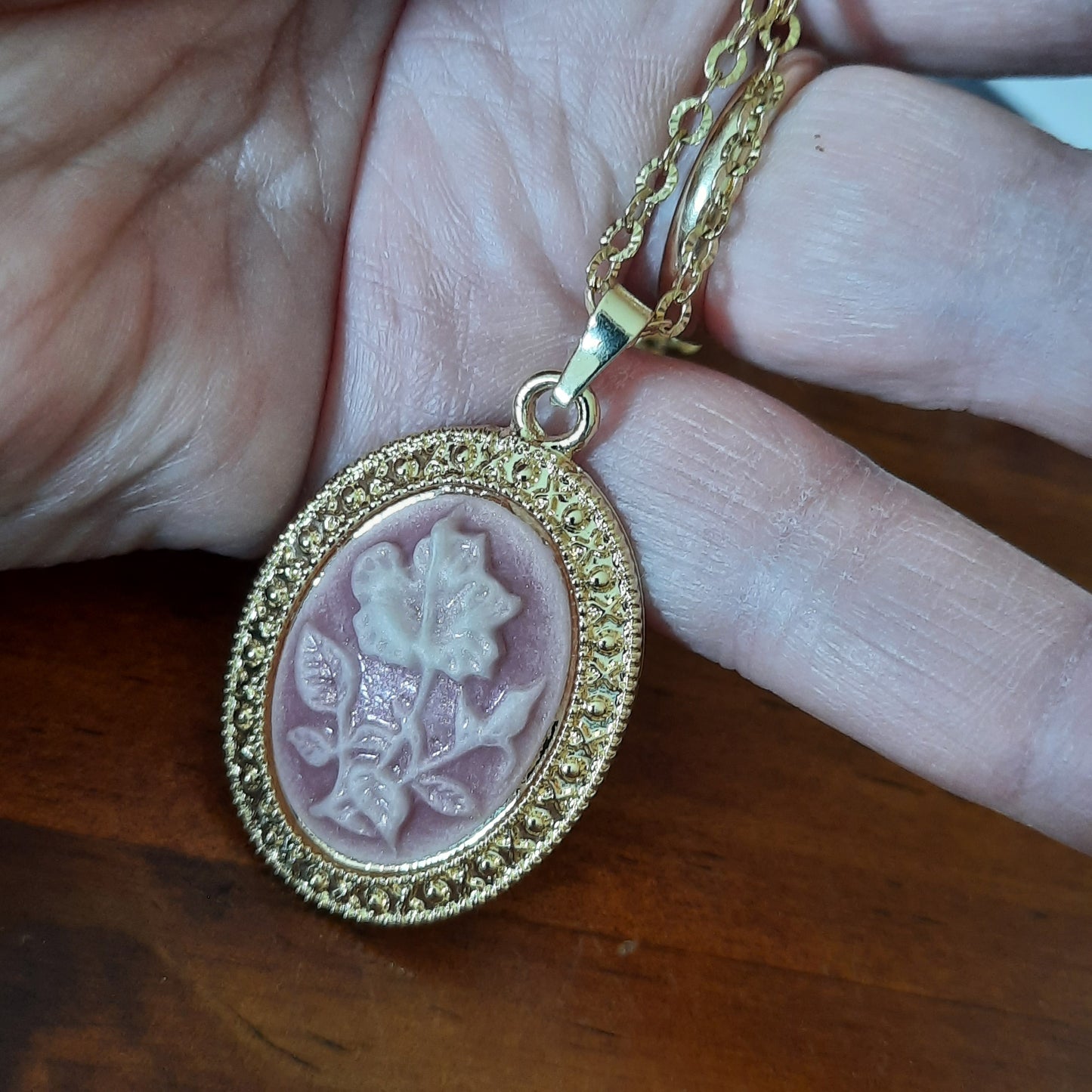 Goldkette mit gestreiftem Anhänger im Retro-Stil aus Edelstahl 316 mit Harzblumenmuster