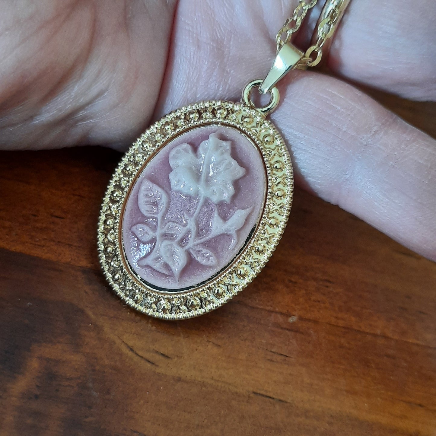 Goldkette mit gestreiftem Anhänger im Retro-Stil aus Edelstahl 316 mit Harzblumenmuster