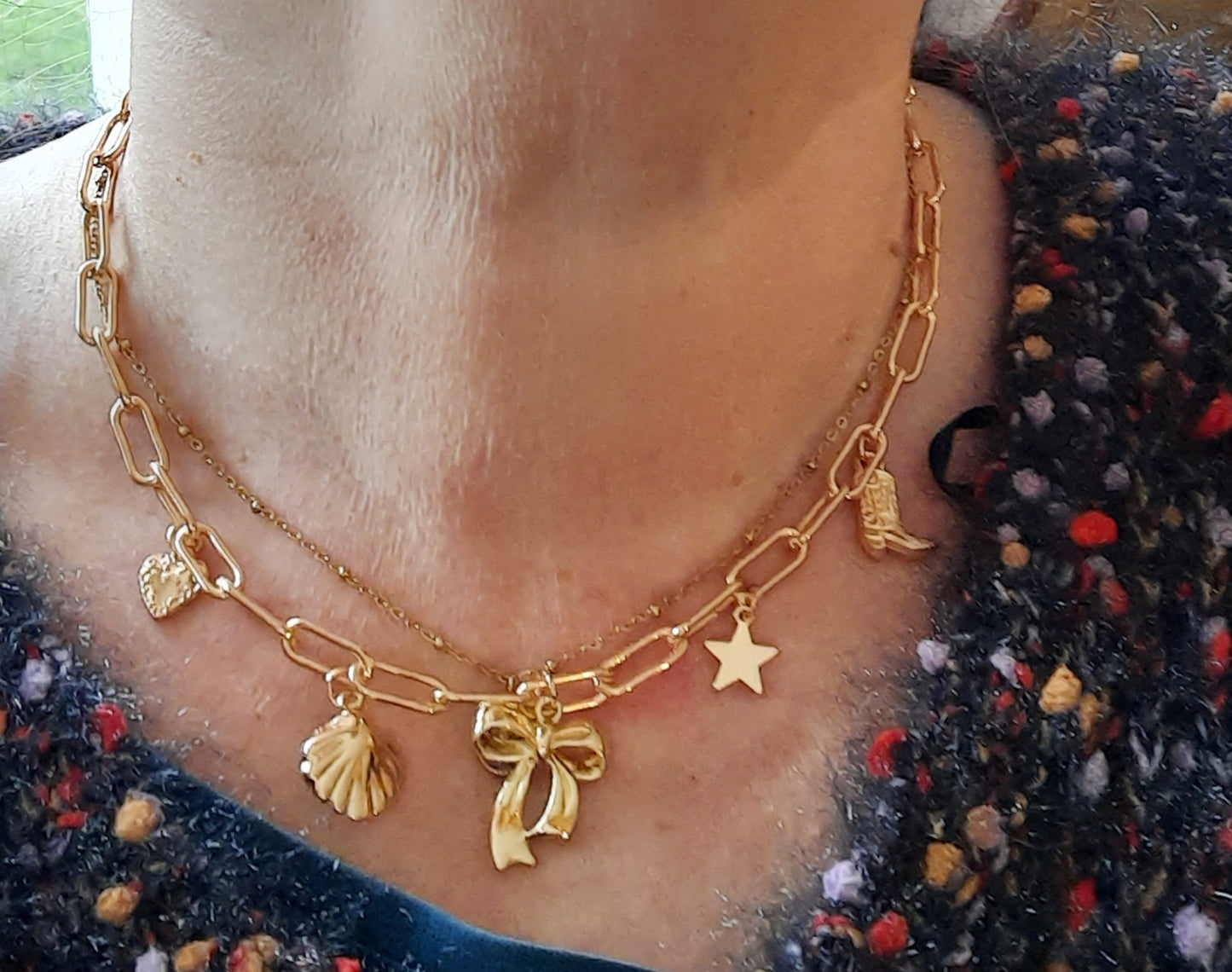 Collier chaîne et breloques plaqué or 14k