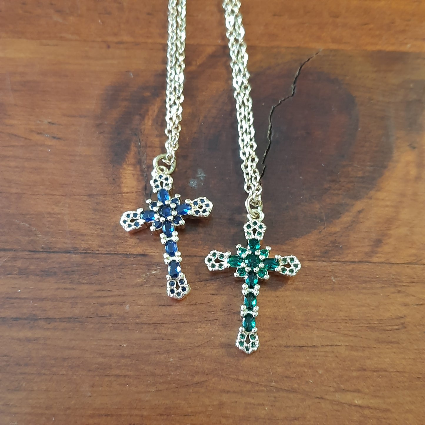 Goldene Halskette aus Edelstahl und 18 Karat vergoldetes Kreuz, besetzt mit österreichischem AAA-Zirkonium