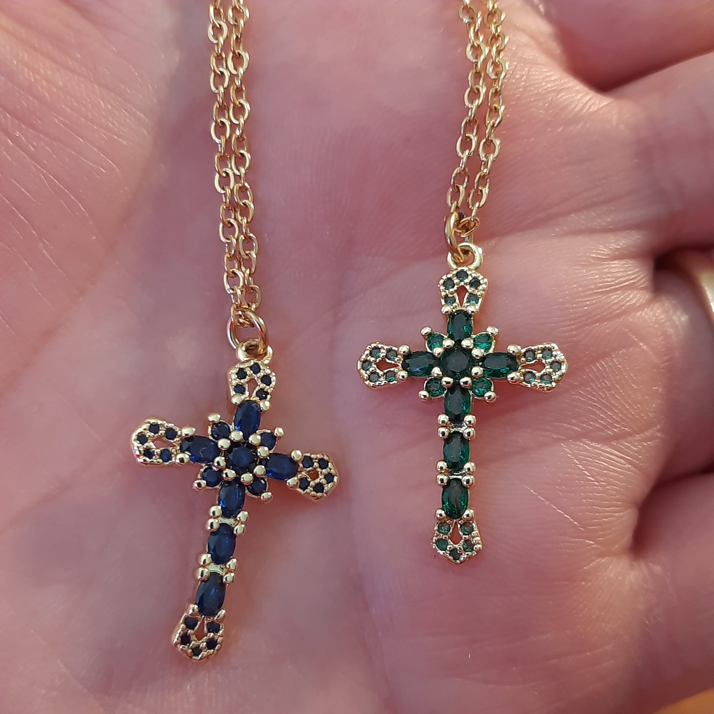 Goldene Halskette aus Edelstahl und 18 Karat vergoldetes Kreuz, besetzt mit österreichischem AAA-Zirkonium