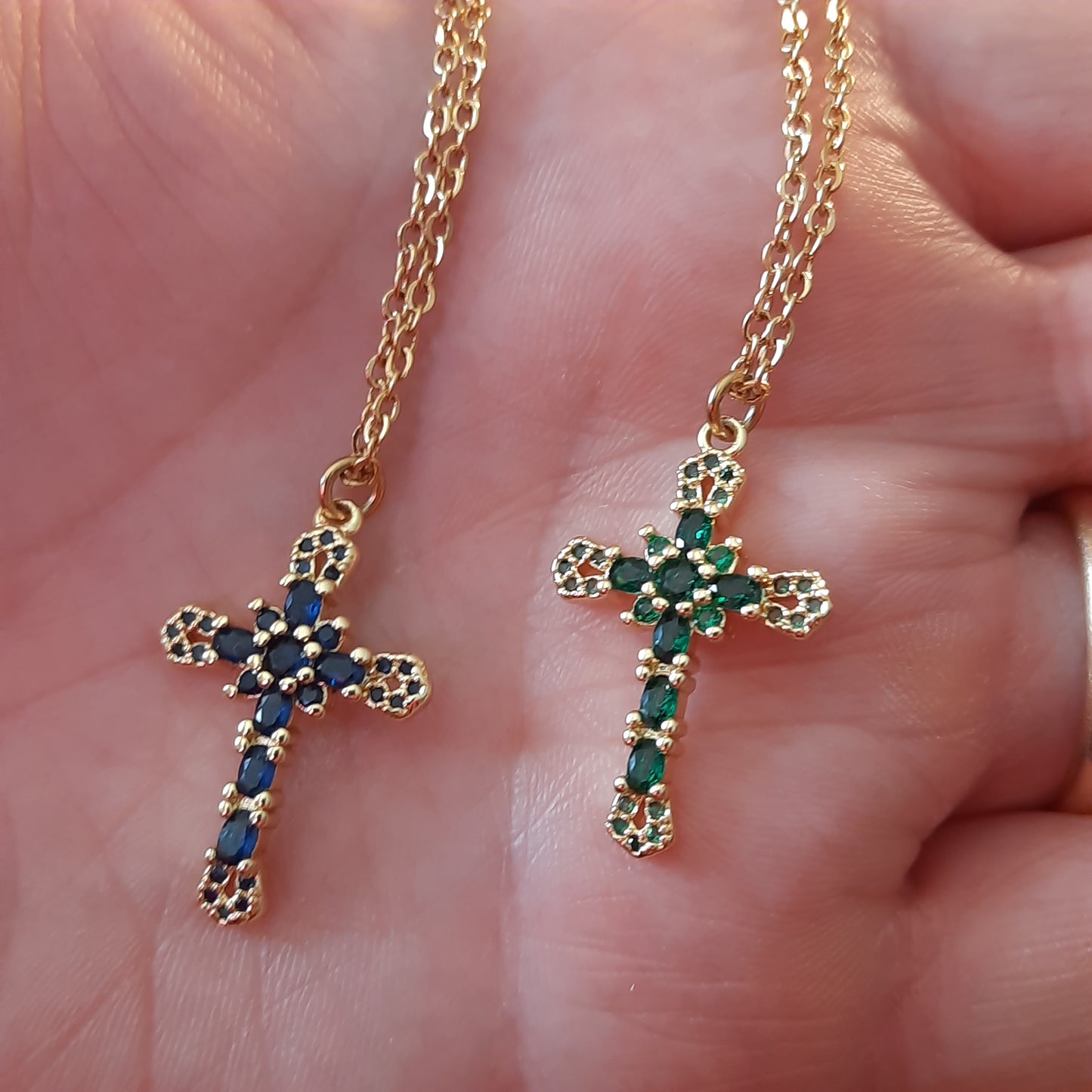 Goldene Halskette aus Edelstahl und 18 Karat vergoldetes Kreuz, besetzt mit österreichischem AAA-Zirkonium