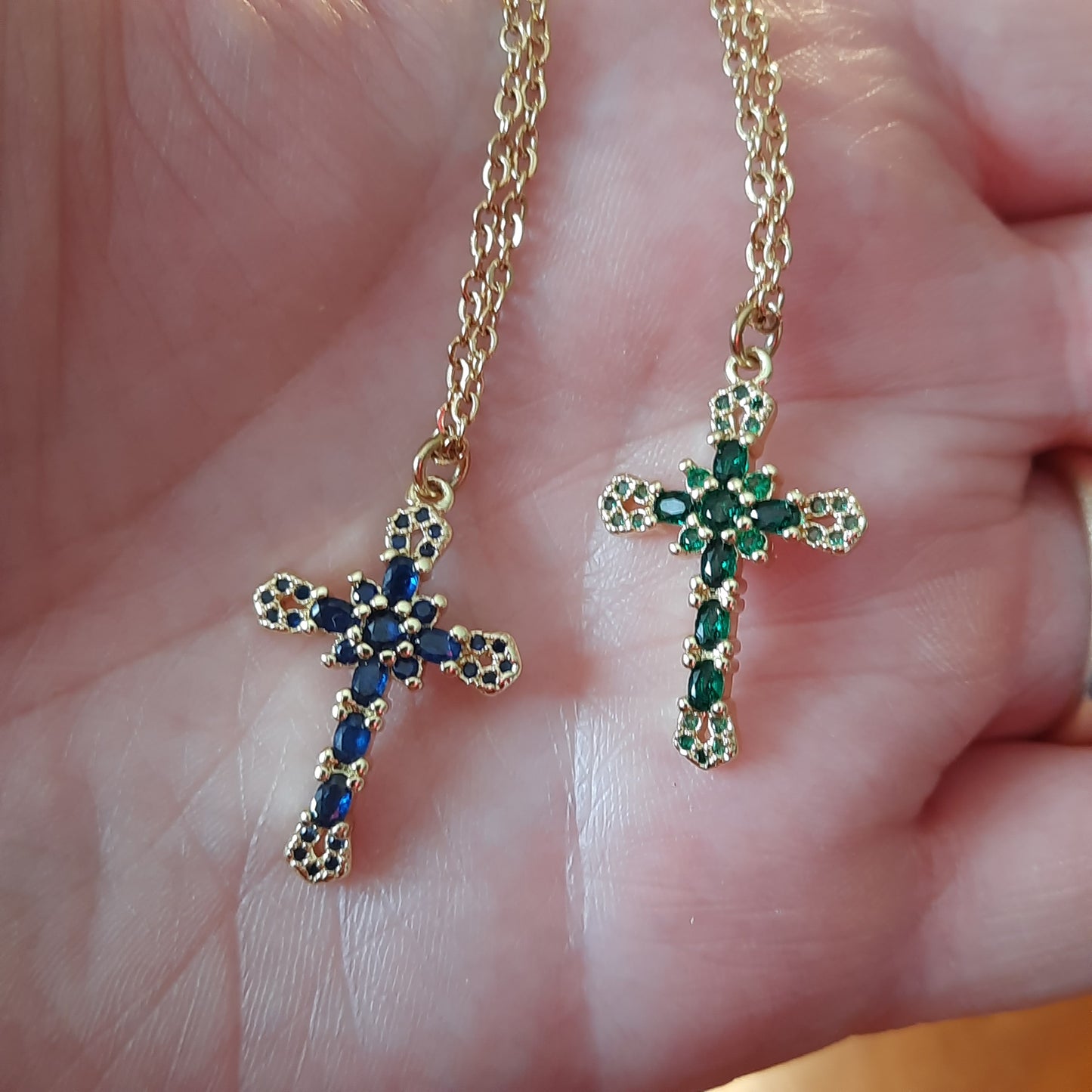 Goldene Halskette aus Edelstahl und 18 Karat vergoldetes Kreuz, besetzt mit österreichischem AAA-Zirkonium
