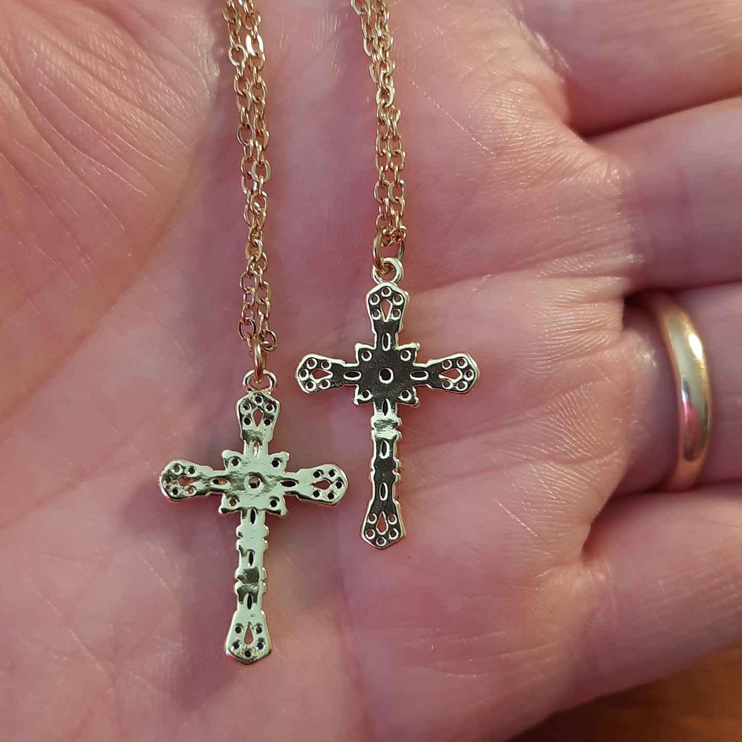 Goldene Halskette aus Edelstahl und 18 Karat vergoldetes Kreuz, besetzt mit österreichischem AAA-Zirkonium