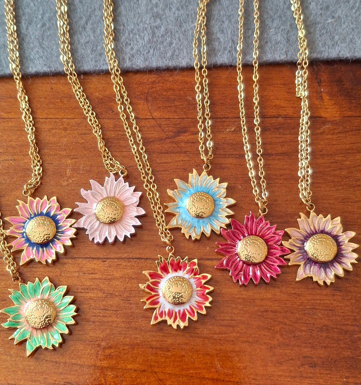 Collier chaîne dorée acier inoxydable stainless steel et pendentif fleur