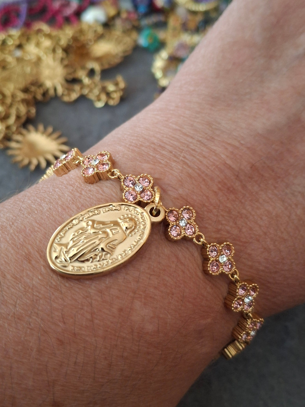 Bracelet chaîne acier inoxydable stainless steel trèfle serti cristal rose, médaille madone stainless steel polie 316 réglable