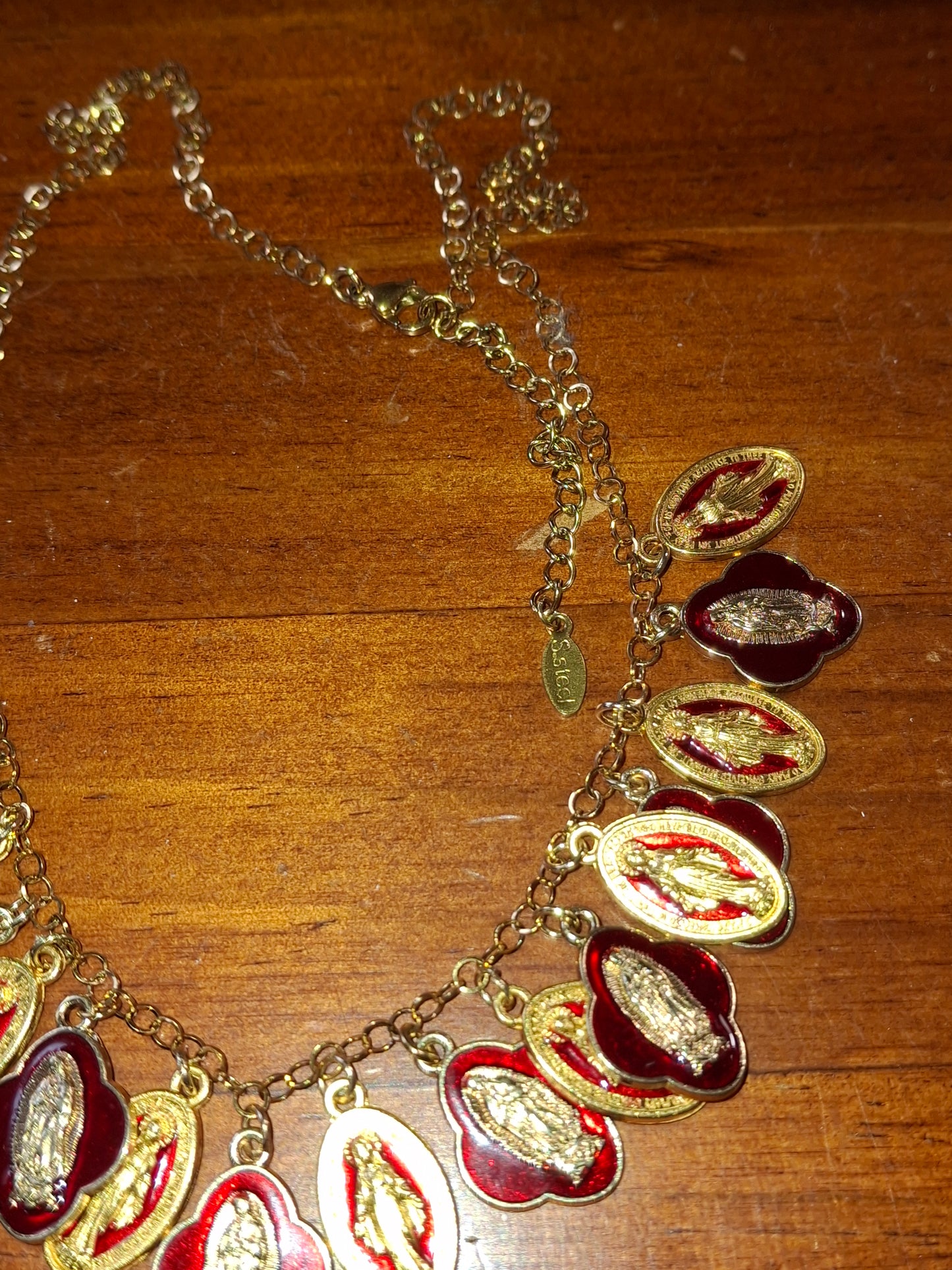 Collier chaîne dorée acier inoxydable rolo plaqué or et breloques madone handmade