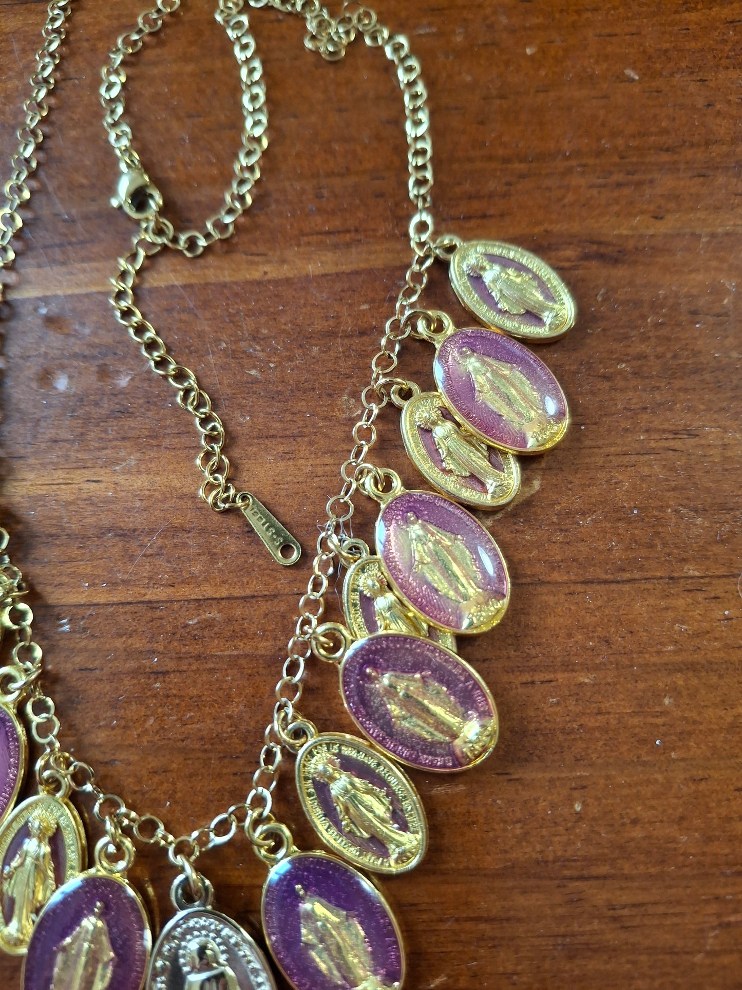 Collier chaîne rolo acier inoxydable stainless steel plaqué or 18K breloques madone handmade réglable