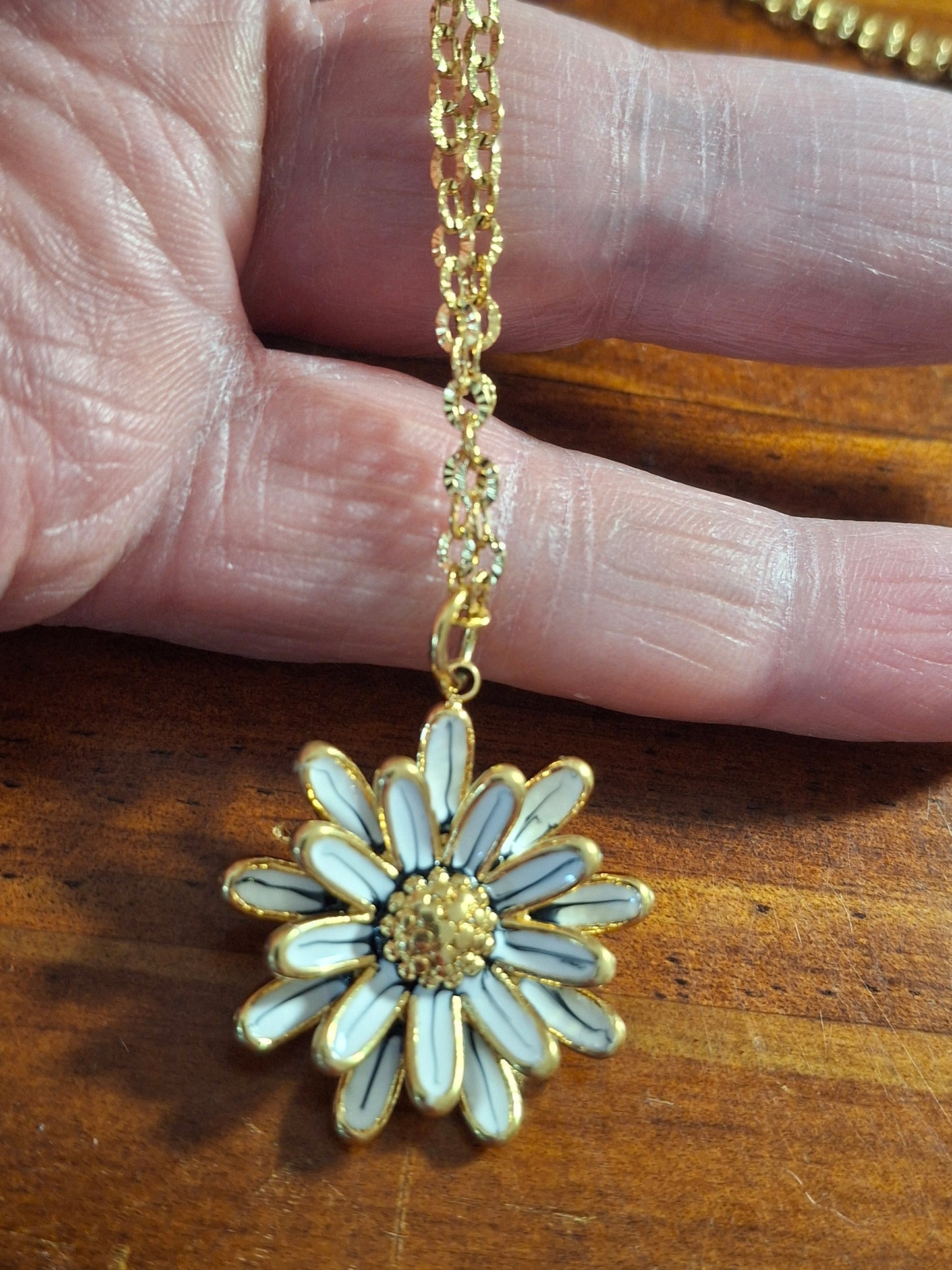 Collier chaîne dorée acier inoxydable stainless steel 316 et fleur stainless steel 316 polie et email