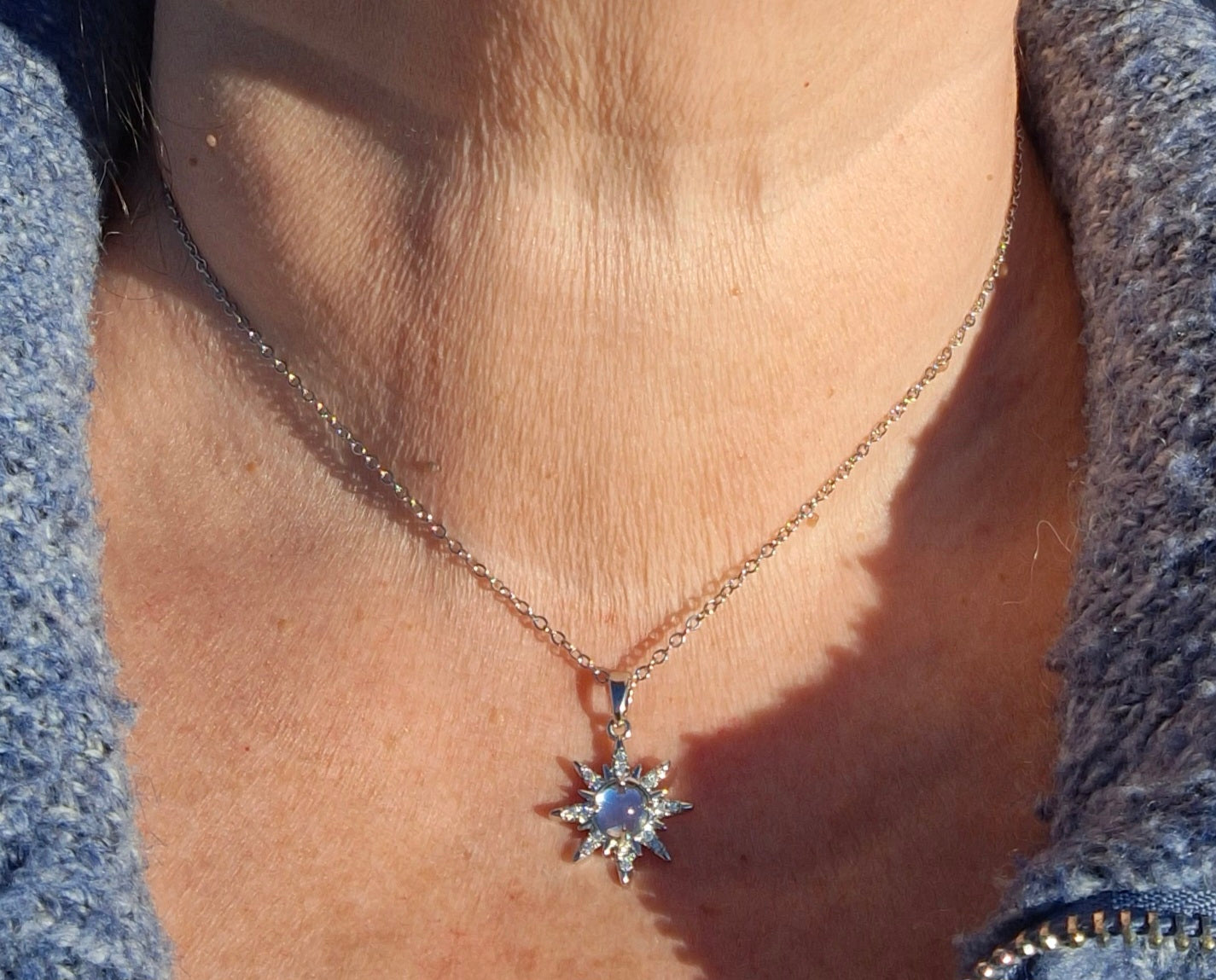 Halskette aus Edelstahl 316 mit Sonnenanhänger aus Edelstahl 316, besetzt mit Zirkonia, verstellbar.