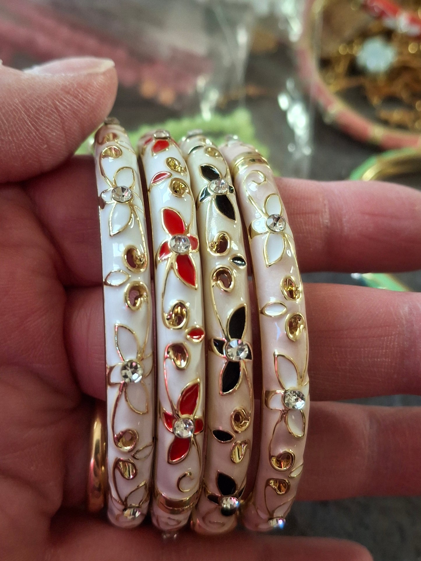 Joli jonc rigide à  ressort en email cloisonné serti zirconium plaqué or 18K