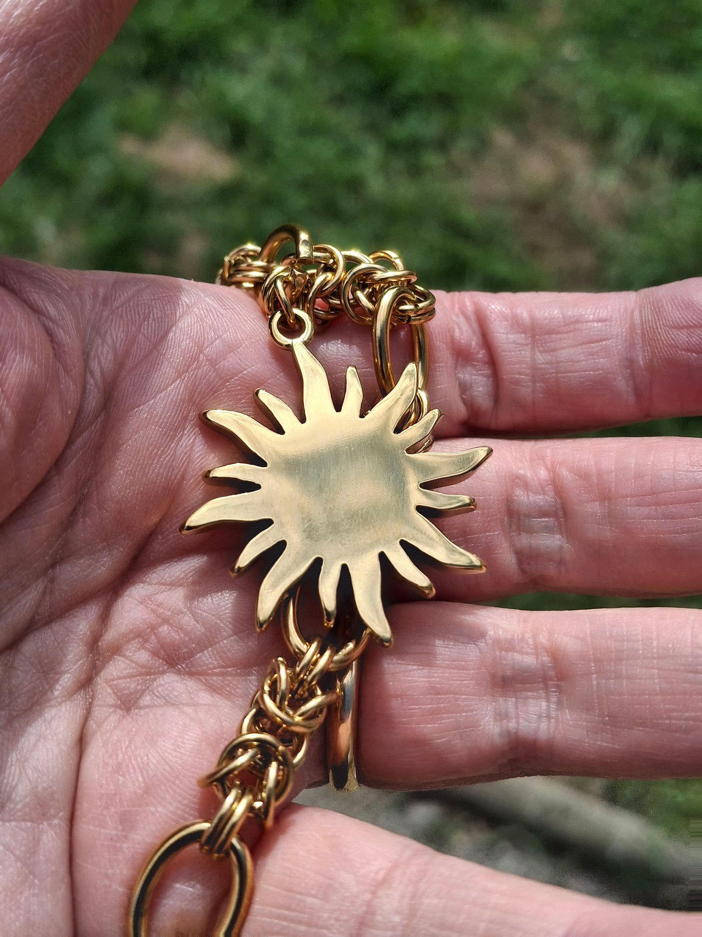 Sehr schöne Halskette mit goldener Edelstahlkette (316er Edelstahl) und großem, poliertem Sonnenanhänger aus 316er Edelstahl mit Zirkonia-Besatz.