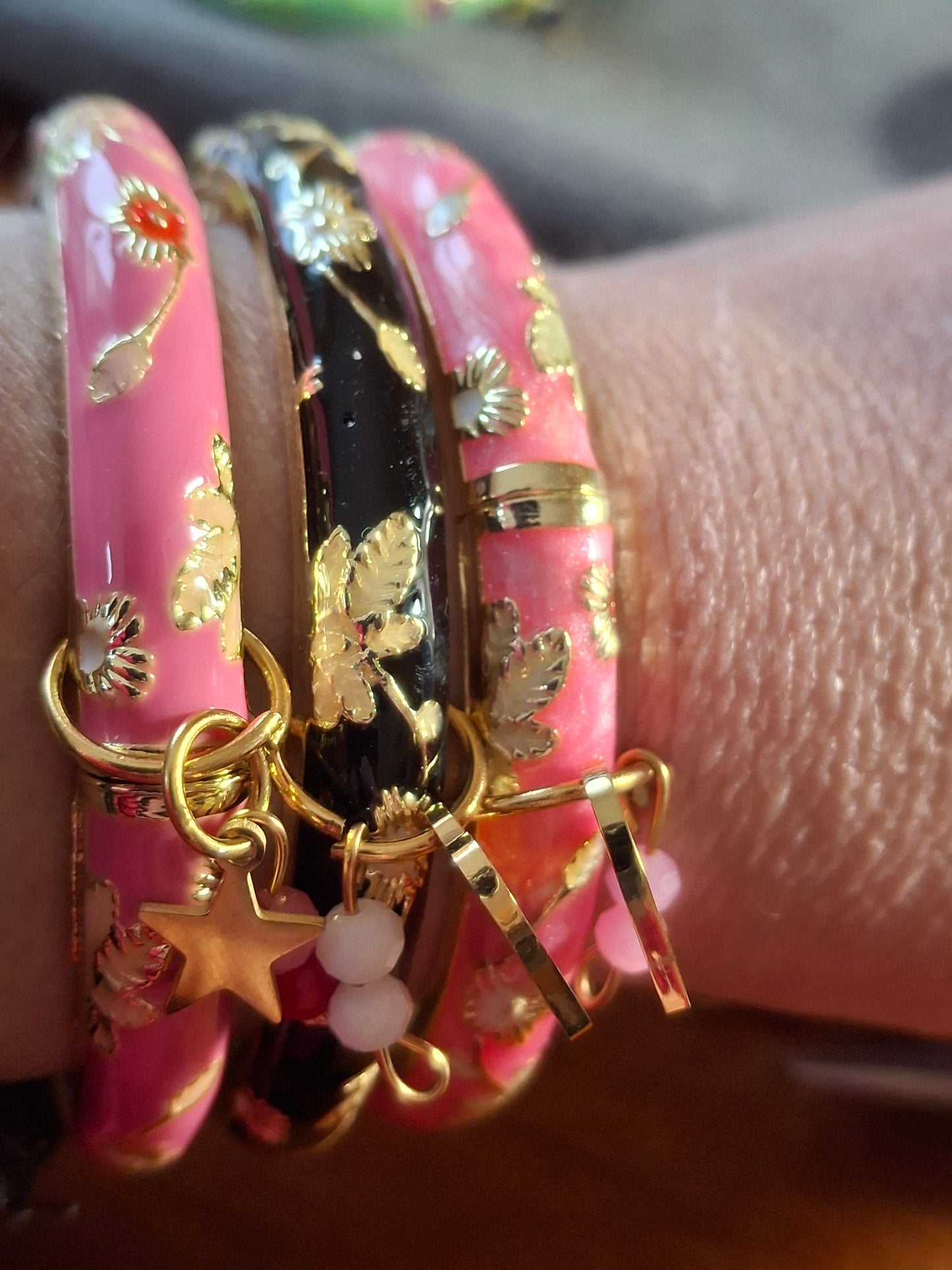 Jonc email cloisonné et breloques