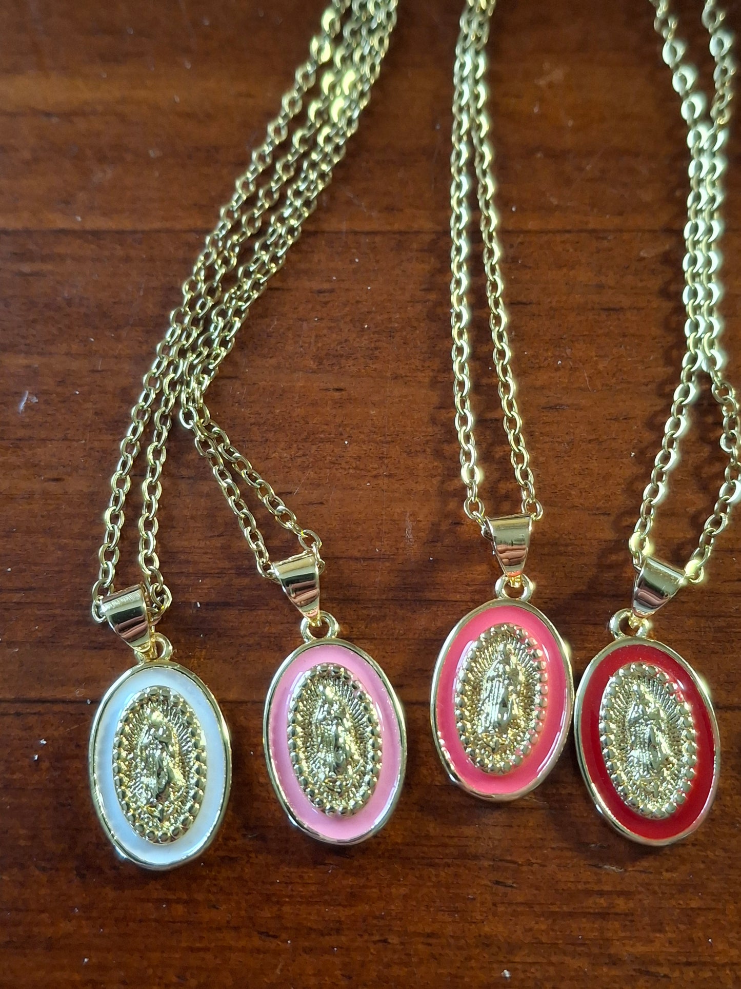 Gold-plated stainless steel chain necklace with Madonna and Miraculous Virgin pendant in brass and colored enamel, plated in 18K gold.