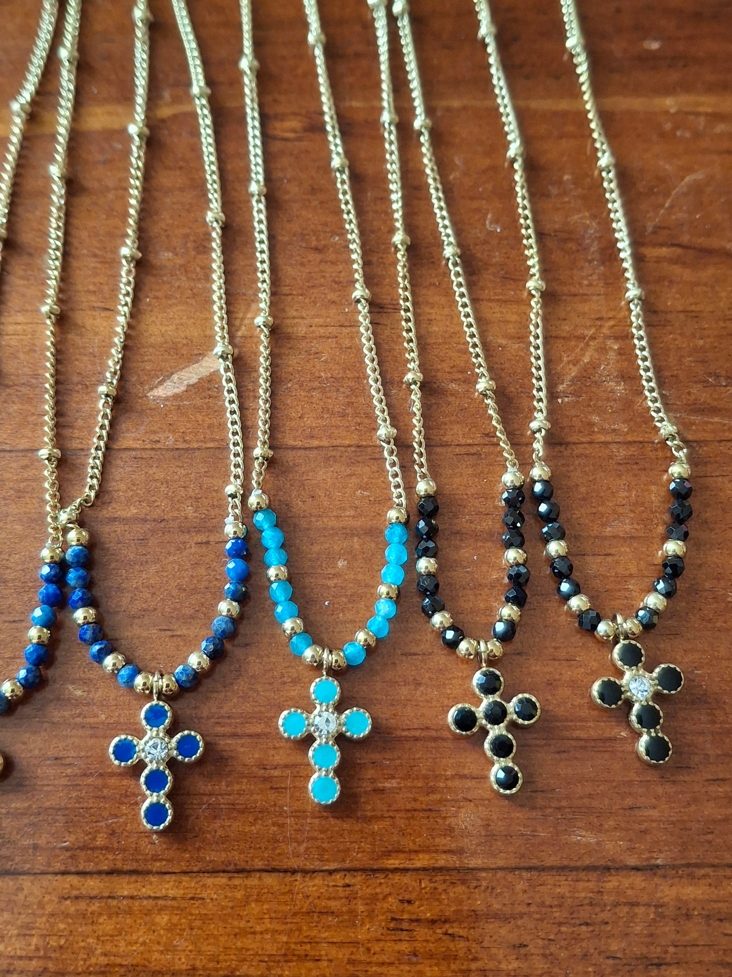 Collier chaîne dorée acier inoxydable stainless steel 316 ,perles, croix stainless steel plaqué or cristal ou email et zirconium réglable