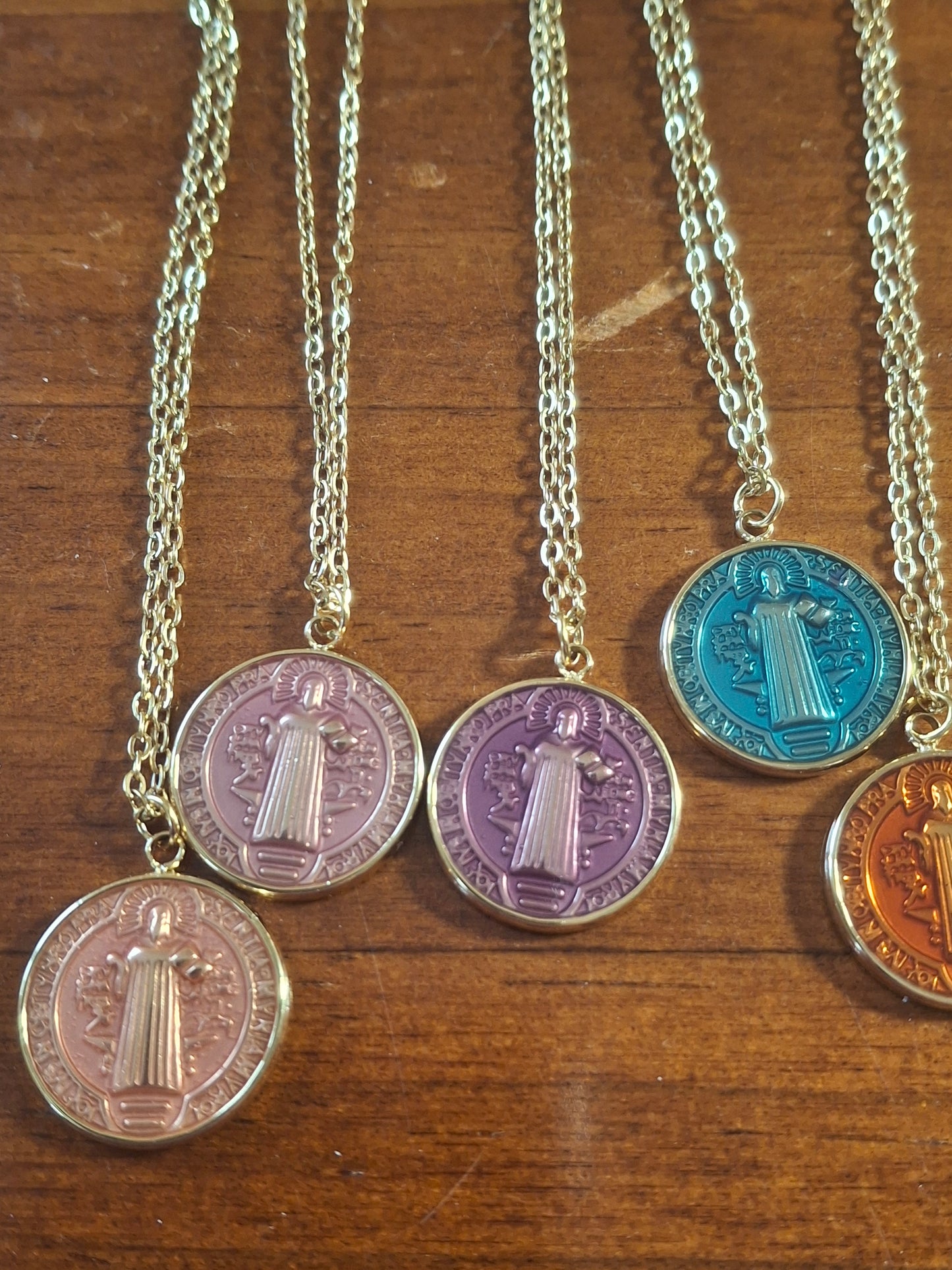 Halskette aus vergoldetem Edelstahl (316) mit Anhänger aus Edelstahl und Emaille in Form eines Propheten.