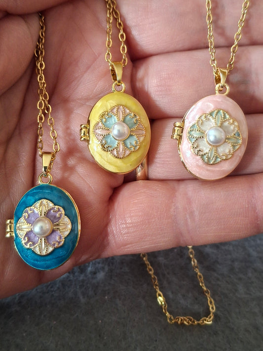 Gold-plated stainless steel chain necklace with 316 stainless steel photo locket pendant in 18K gold-plated brass