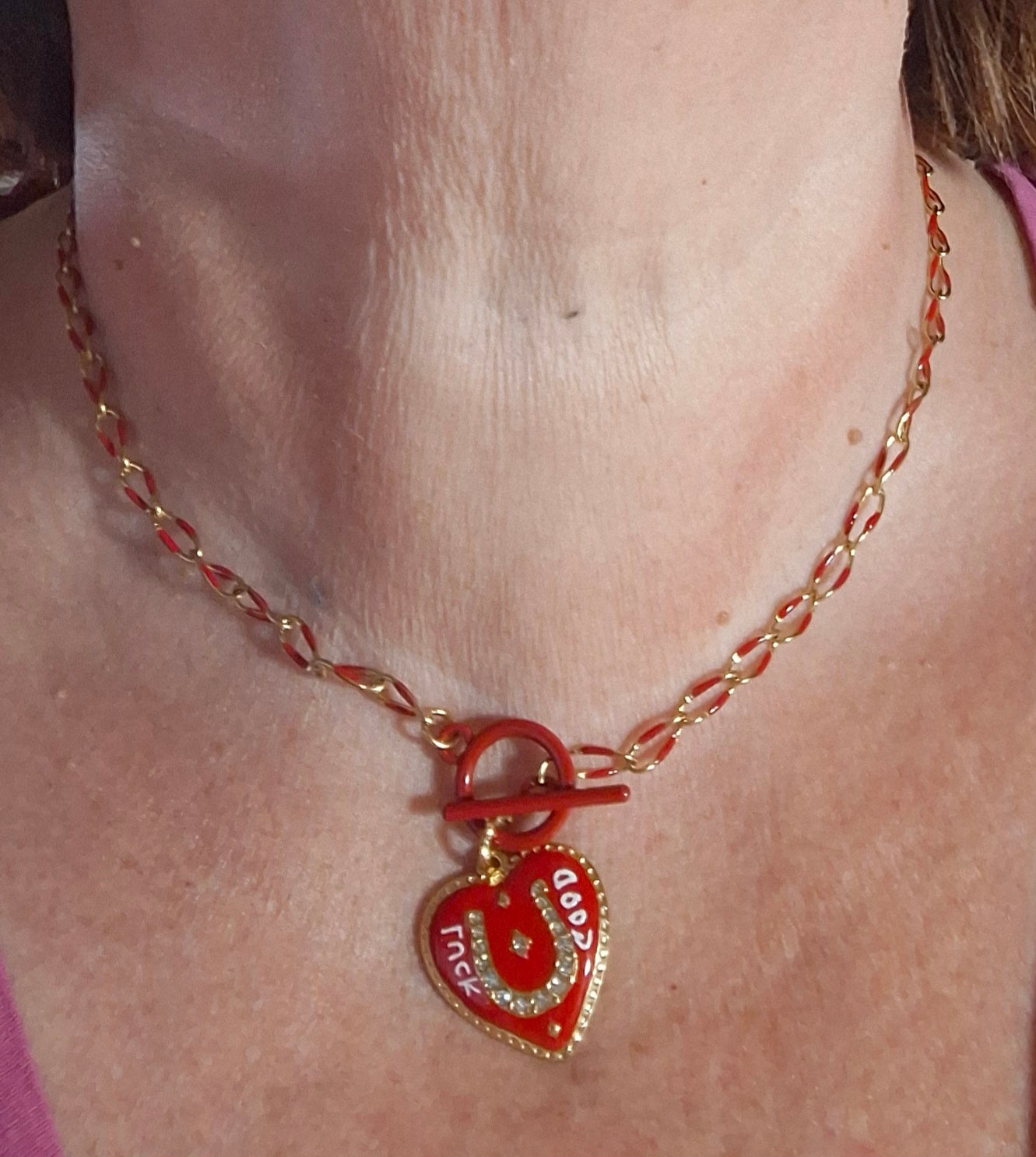 Collier chaîne dorée acier inoxydable stainless steel et email coloré rouge fermoir toggle médaille coeur stainless steel 316 polie