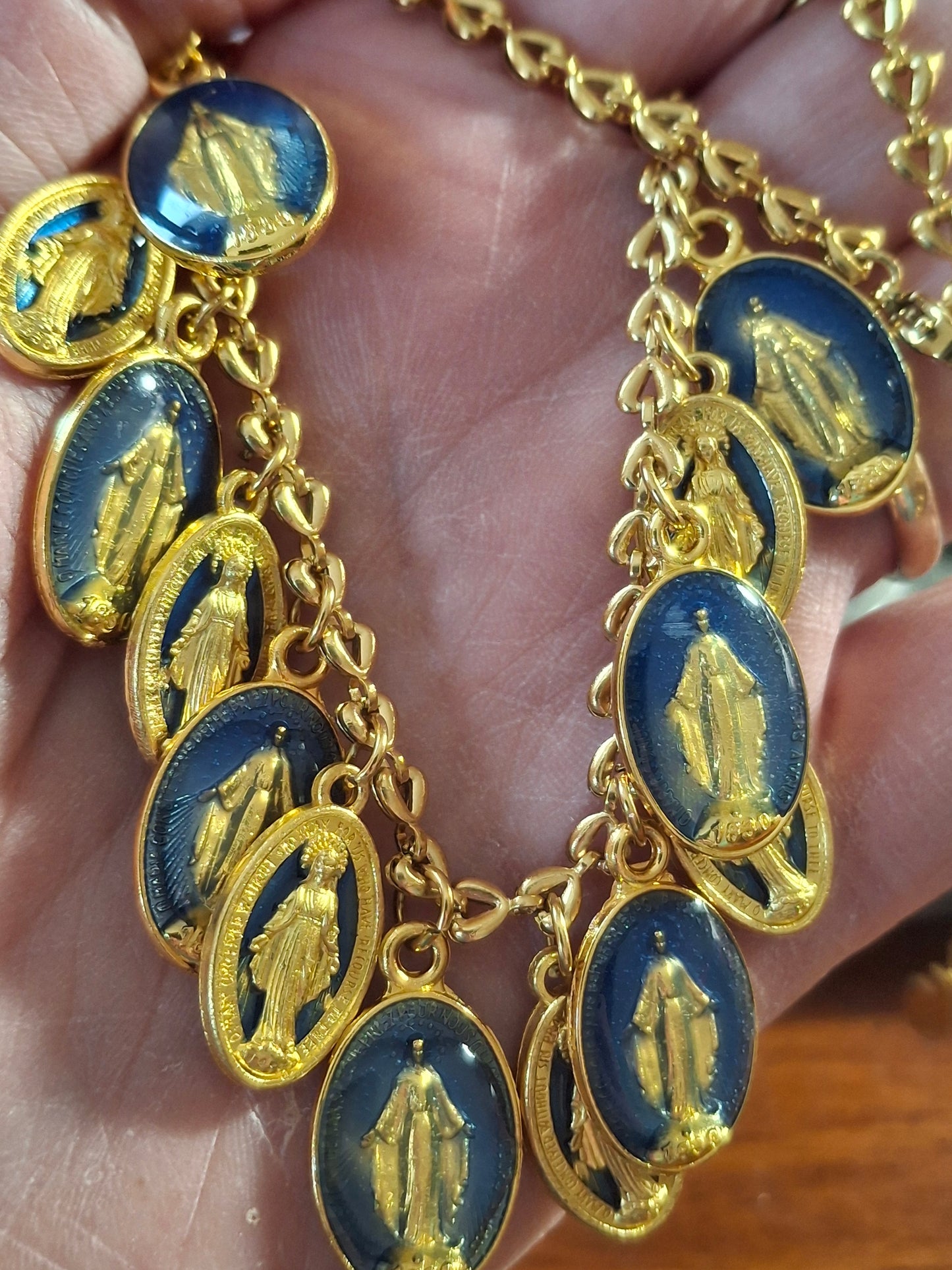 Collier chaîne dorée stainless steel motif cœurs et breloques madone handmade