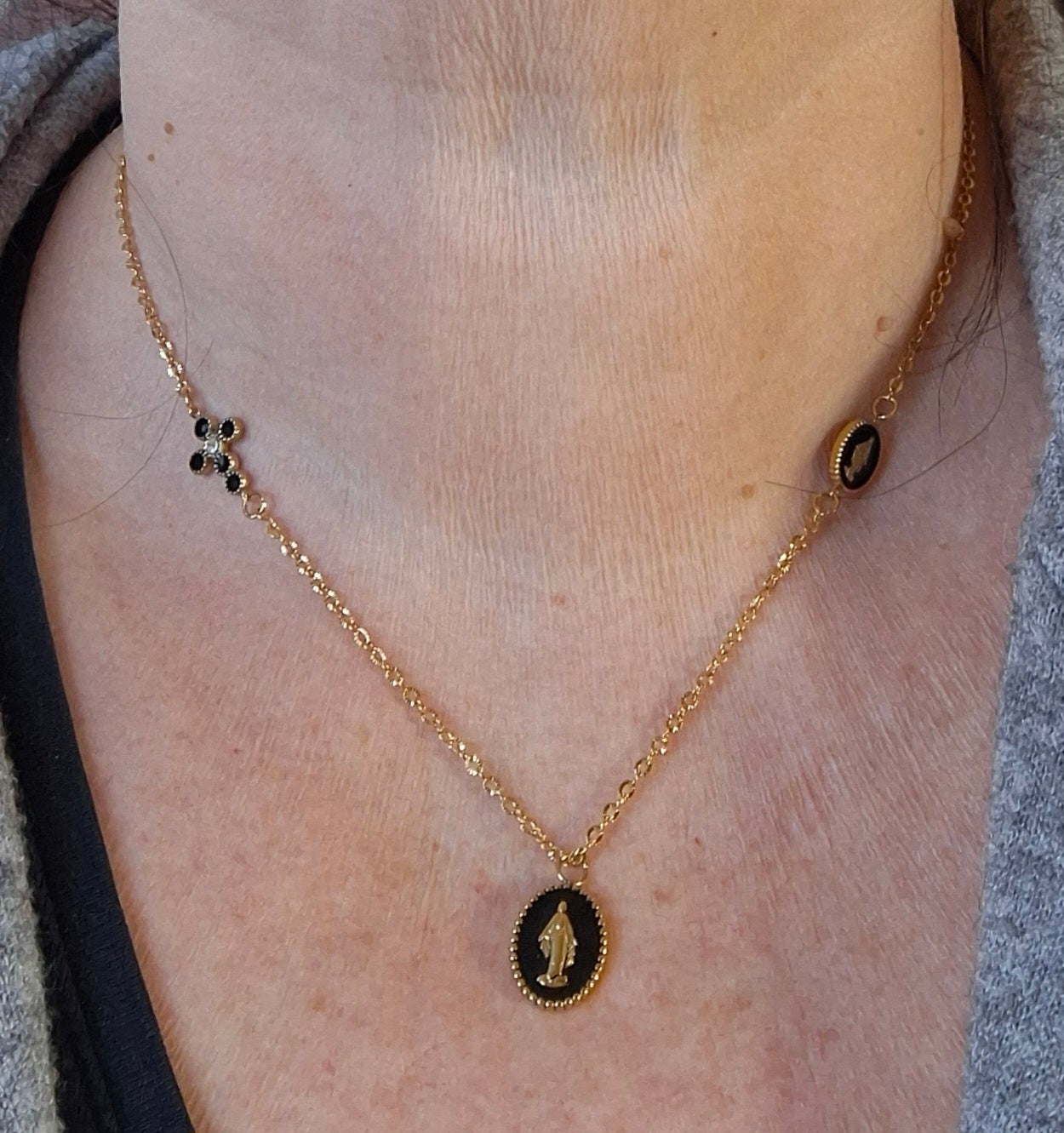 Collier chaîne dorée acier inoxydable striée stainless steel 316 madone et croix stainless steel 316 plaqué or et email noir handmade