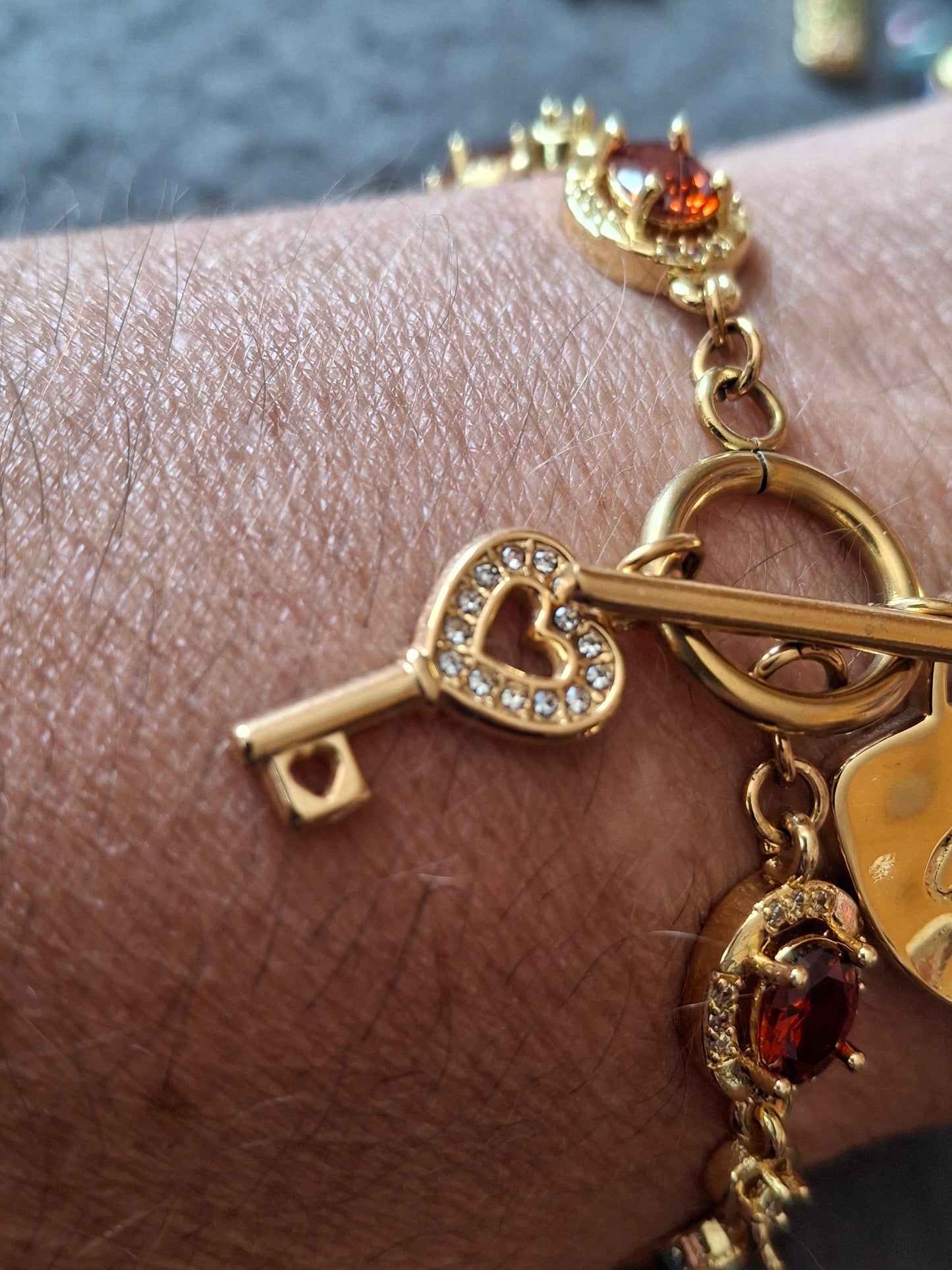 Bracelet maille gourmette stainless steel serti cristal rouge/ orange, grand cœur et clef stainless steel 316 fermoir toggle handmade