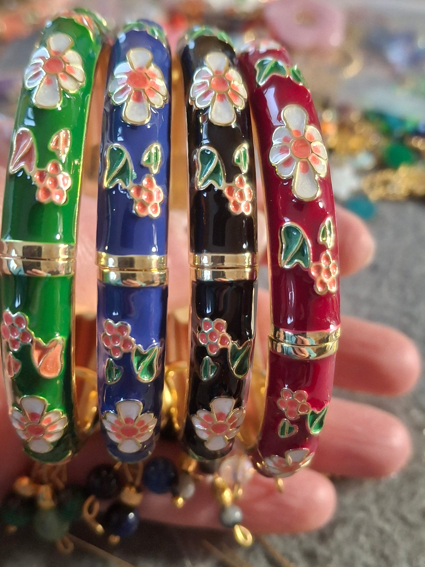 Joli jonc à ressort en email cloisonné motif fleurs et perles