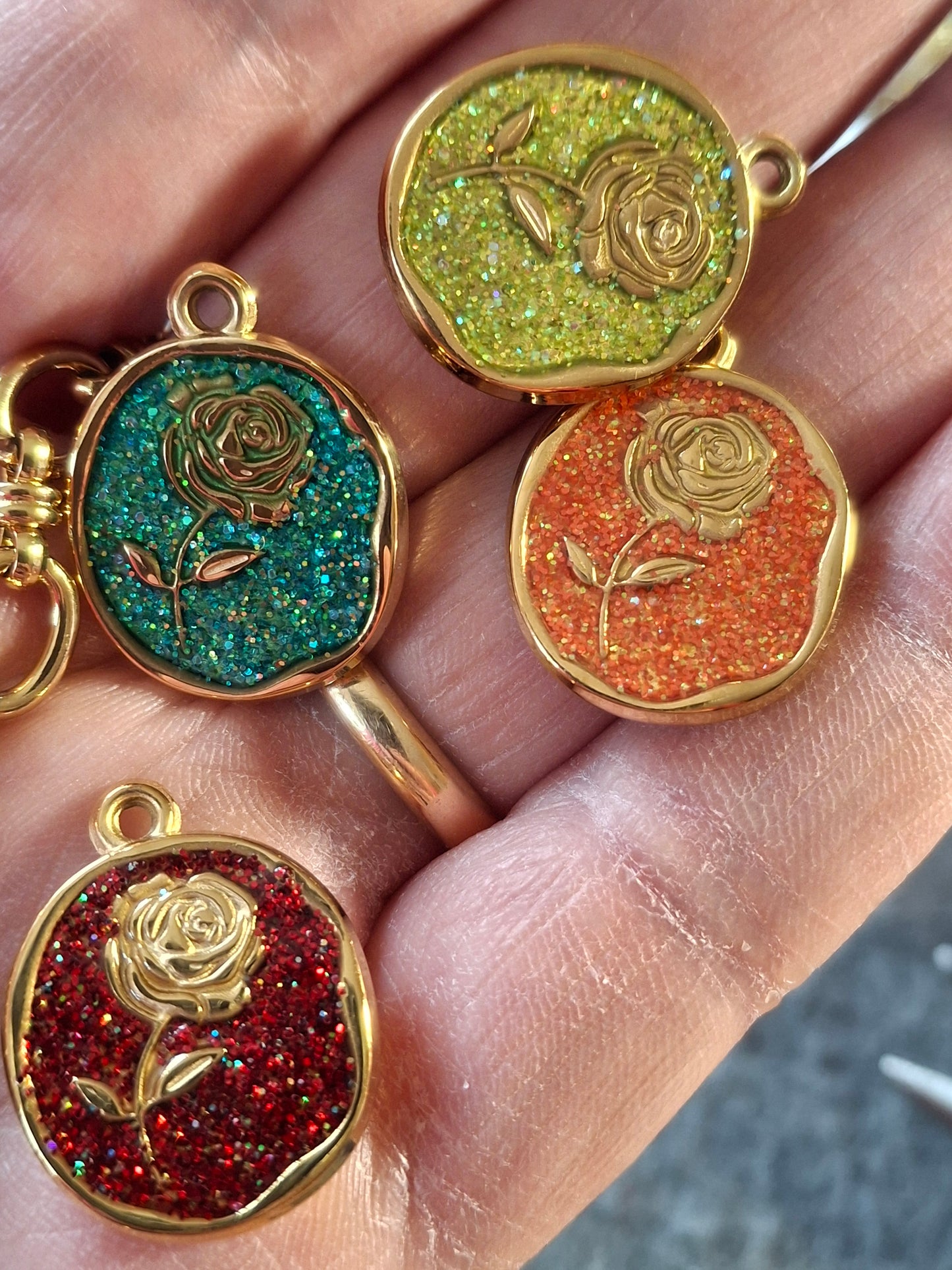 Bracelet chaîne maille gourmette stainless steel 316 ,médaille stainless steel 316 et email coloré motif rose sur mesure