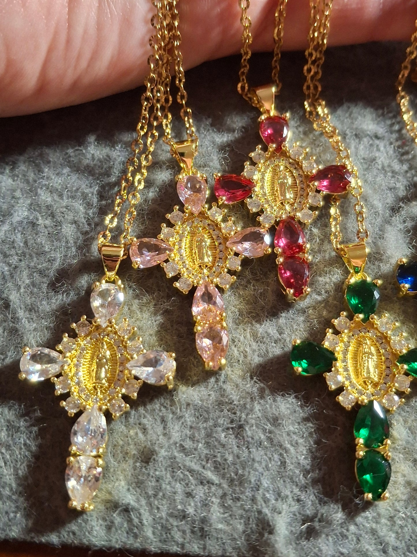 Collier chaîne dorée acier inoxydable stainless steel 316 ,croix baroque madone plaqué or 18K serti zirconium et cristal AAA